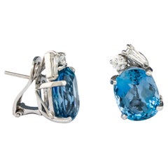 Paire de boucles d'oreilles aigue-marine avec détails en diamants en or blanc 18 carats