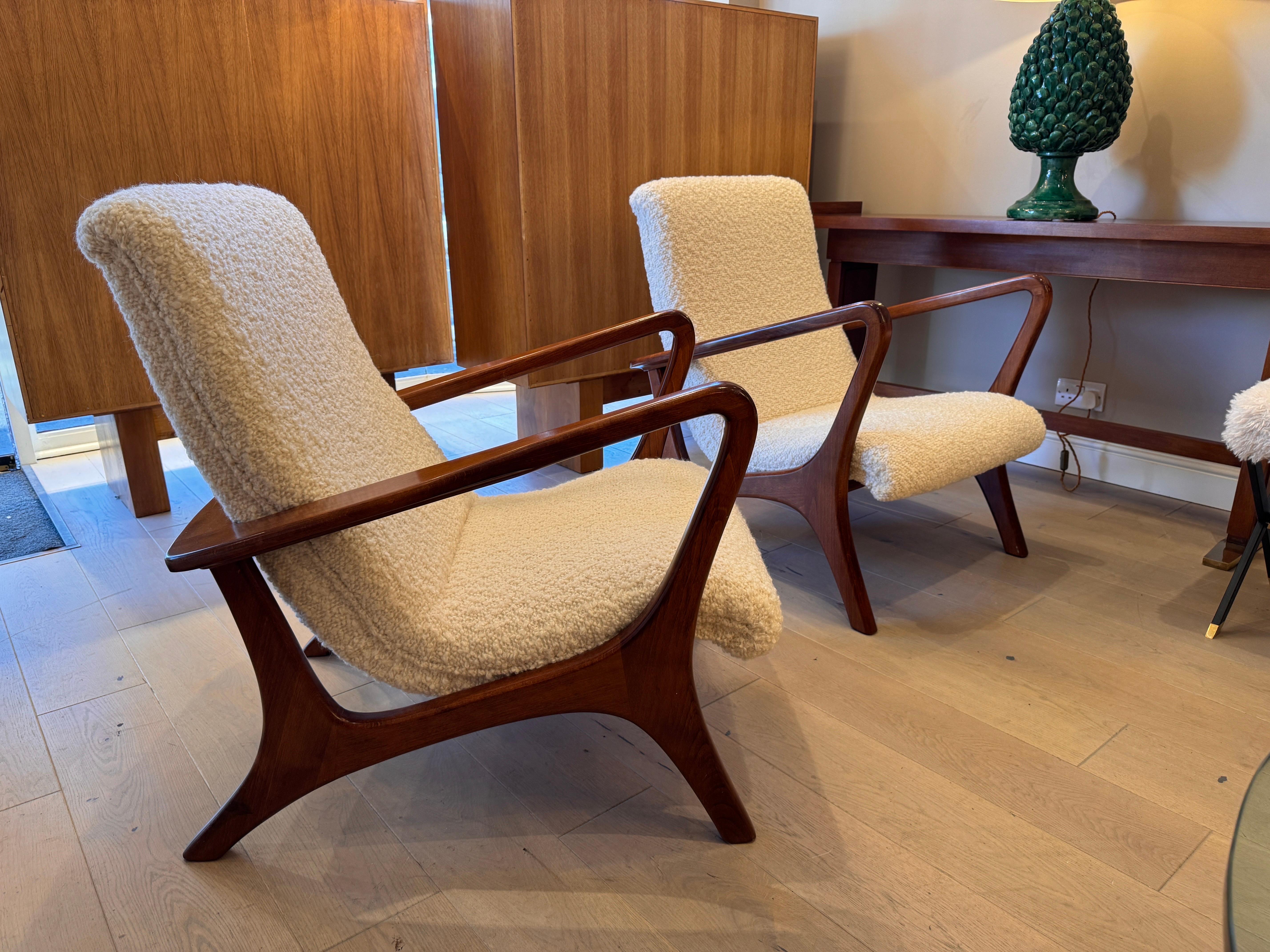 Italiano Una coppia di poltrone dal design architettonico in bouclé di lana d'agnello in vendita