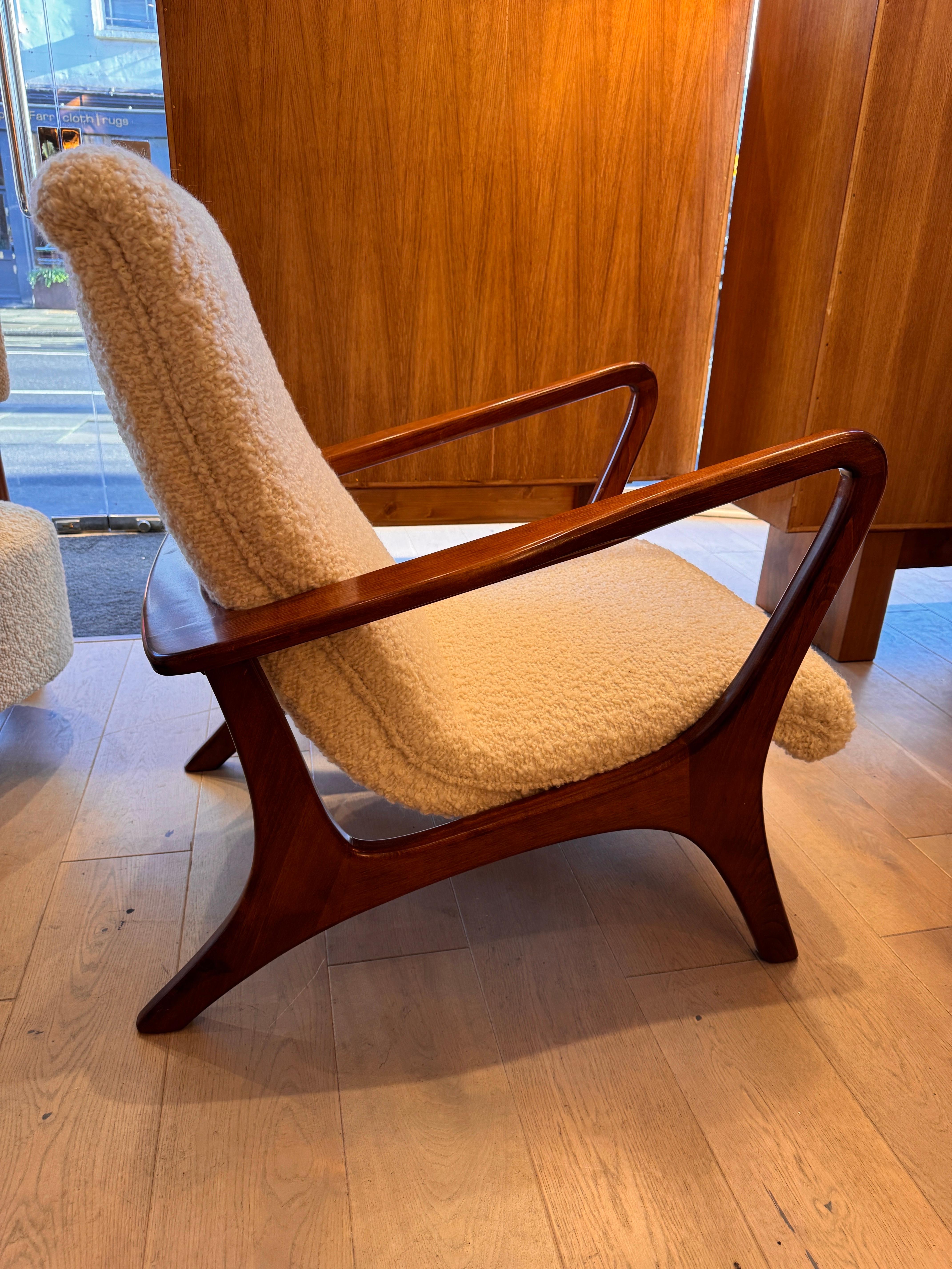 Fatto a mano Una coppia di poltrone dal design architettonico in bouclé di lana d'agnello in vendita