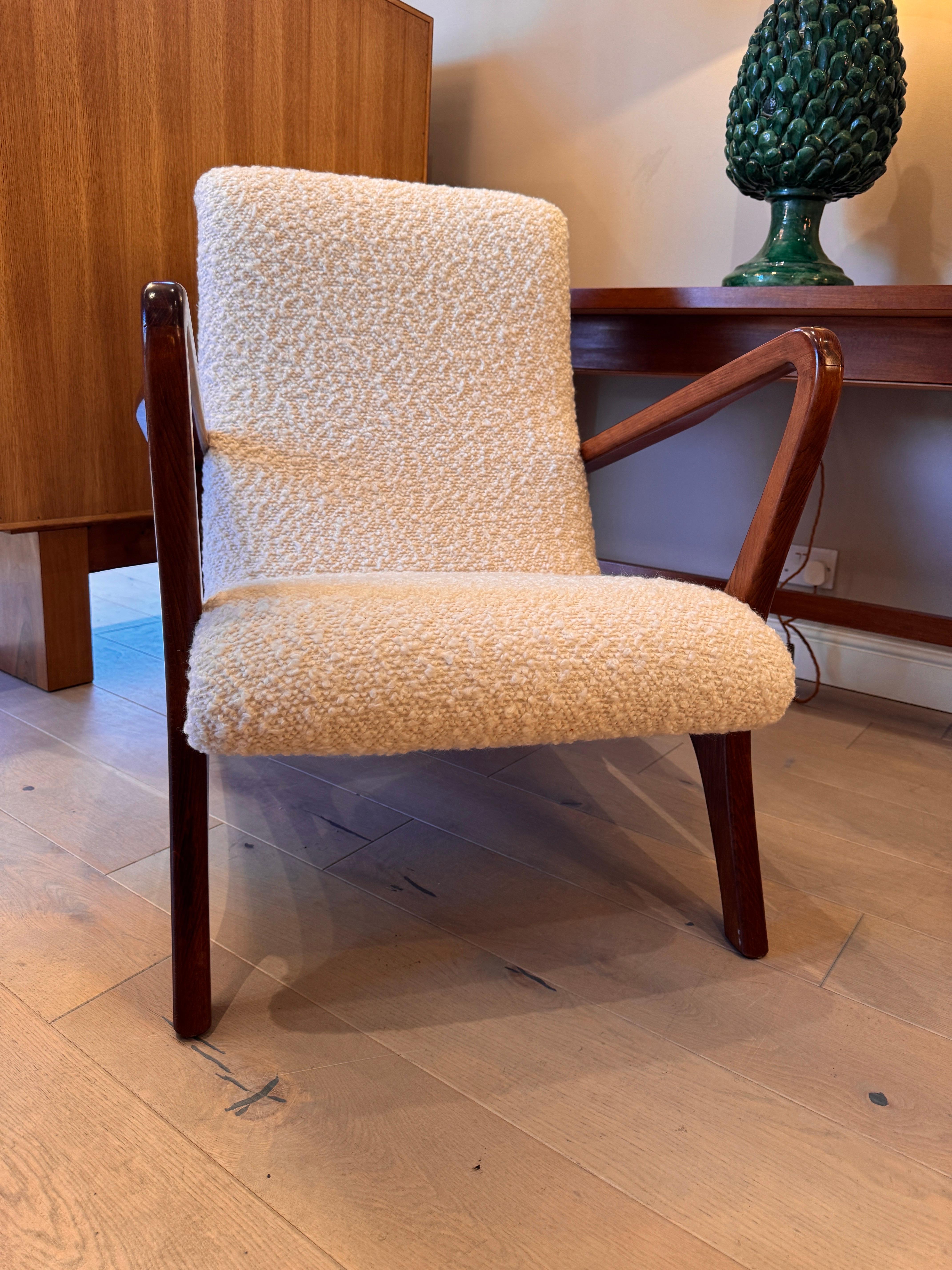 Una coppia di poltrone dal design architettonico in bouclé di lana d'agnello In condizioni Nuovo in vendita a London, GB