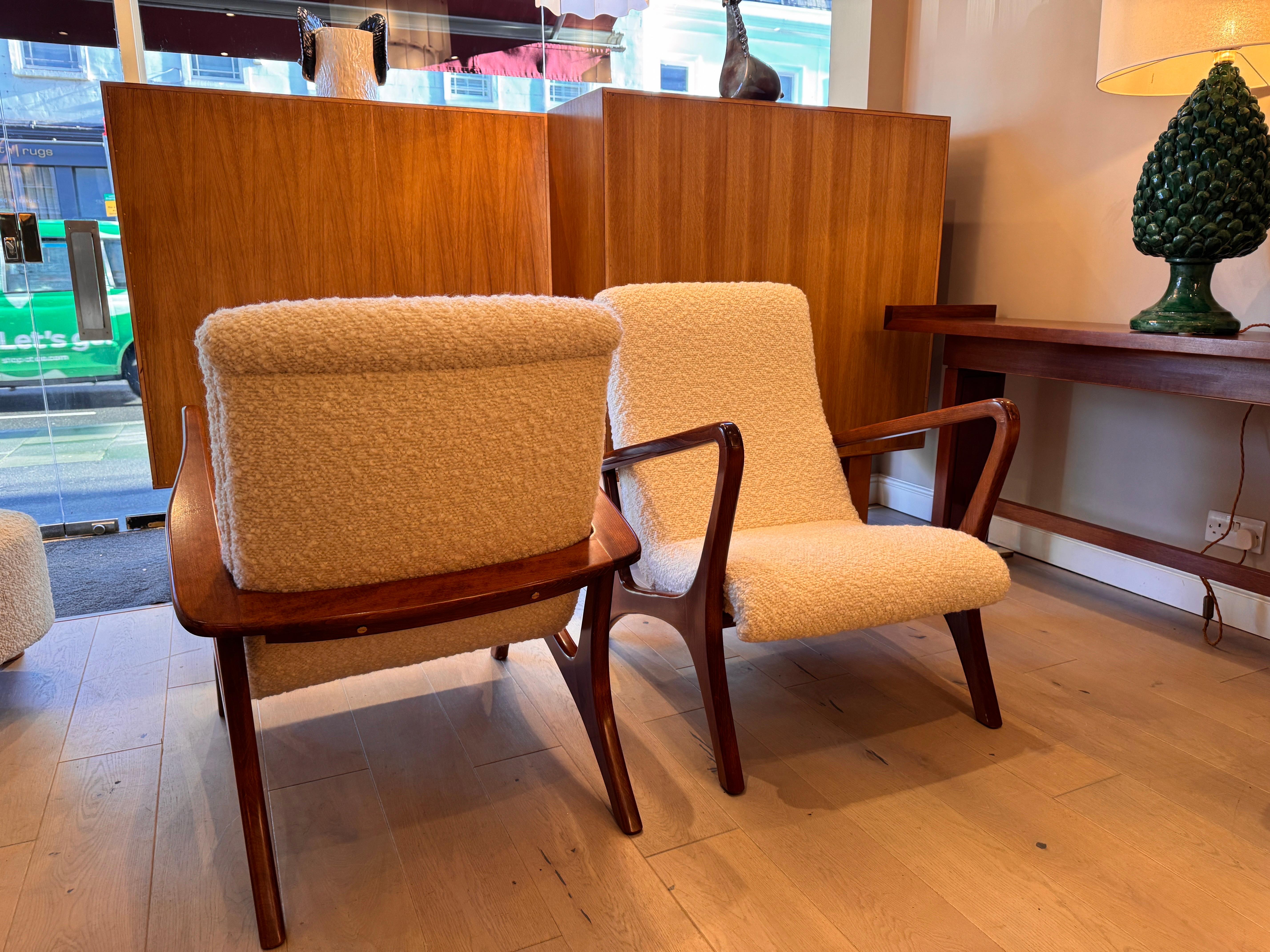 XXI secolo e contemporaneo Una coppia di poltrone dal design architettonico in bouclé di lana d'agnello in vendita