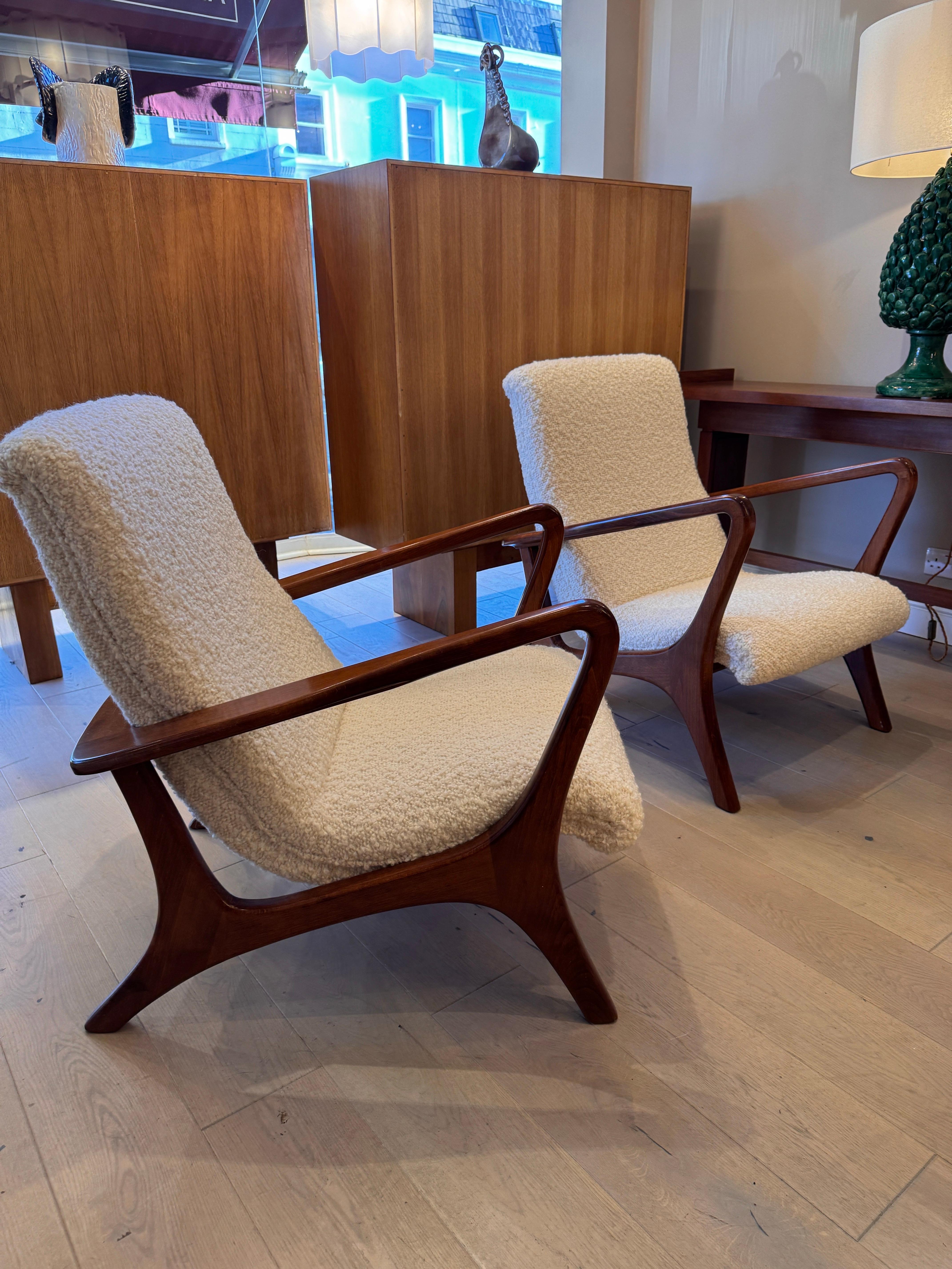 Una coppia di poltrone dal design architettonico in bouclé di lana d'agnello in vendita 1