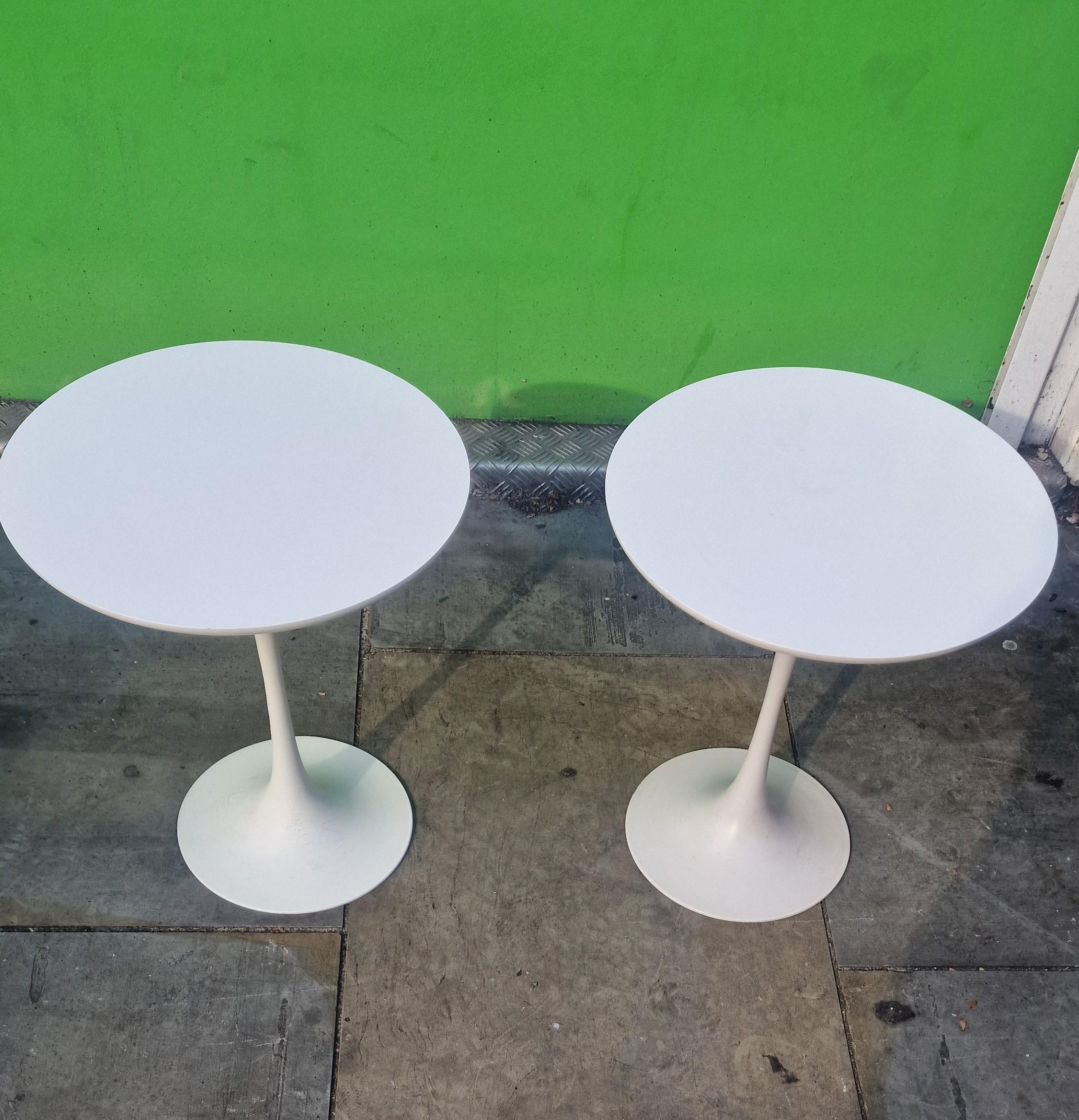 Ein Paar originale 1960er Arkana Beistelltische Ikonisches Design der Jahrhundertmitte 
von Maurice Burke mit einem tulpenförmigen Sockel aus Aluminium