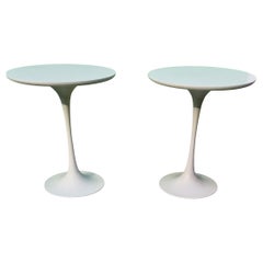 Une paire de. Tables tulipe d'Arkana par Maurice Burke