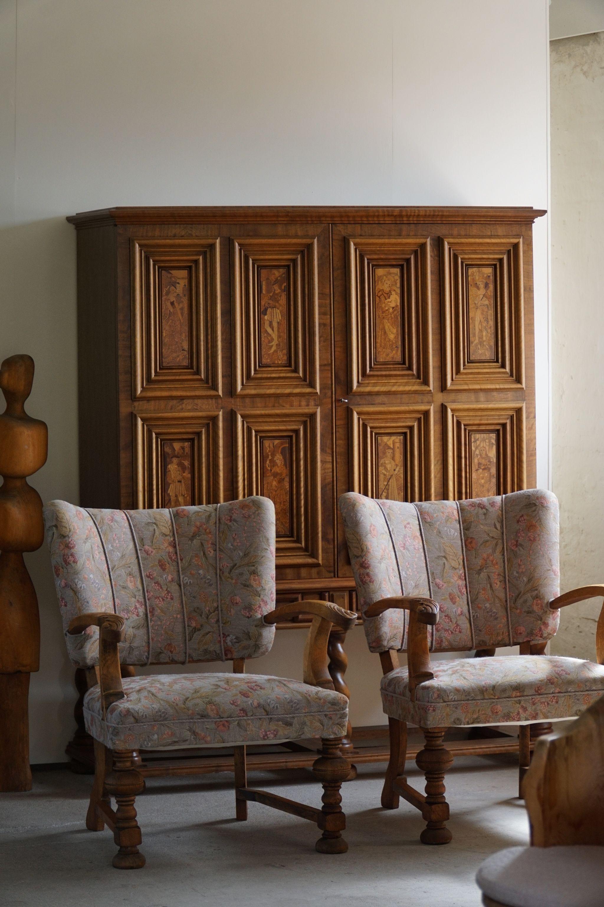 Ein Paar exquisite Sessel aus dem frühen 20. Jahrhundert, gefertigt von einem erfahrenen dänischen Tischler. Diese Stühle, die die anmutigen Kurven und organischen Blumenmotive des Jugendstils aufgreifen, strahlen Eleganz und Handwerkskunst aus.