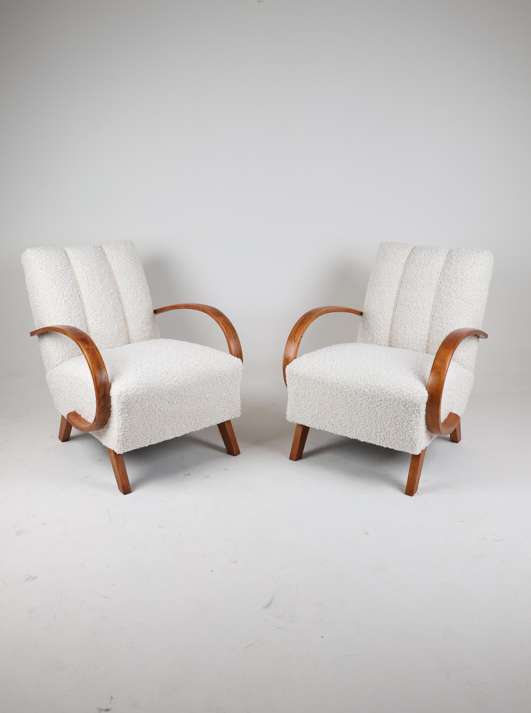 Paire de fauteuils H-410 de Jindrich Halabala 
République tchèque,  1950

Une paire de fauteuils du designer de meubles tchèque J. Halabala.
Un fauteuil aux proportions parfaites et à la forme intemporelle. Le personnage principal est le modèle H
