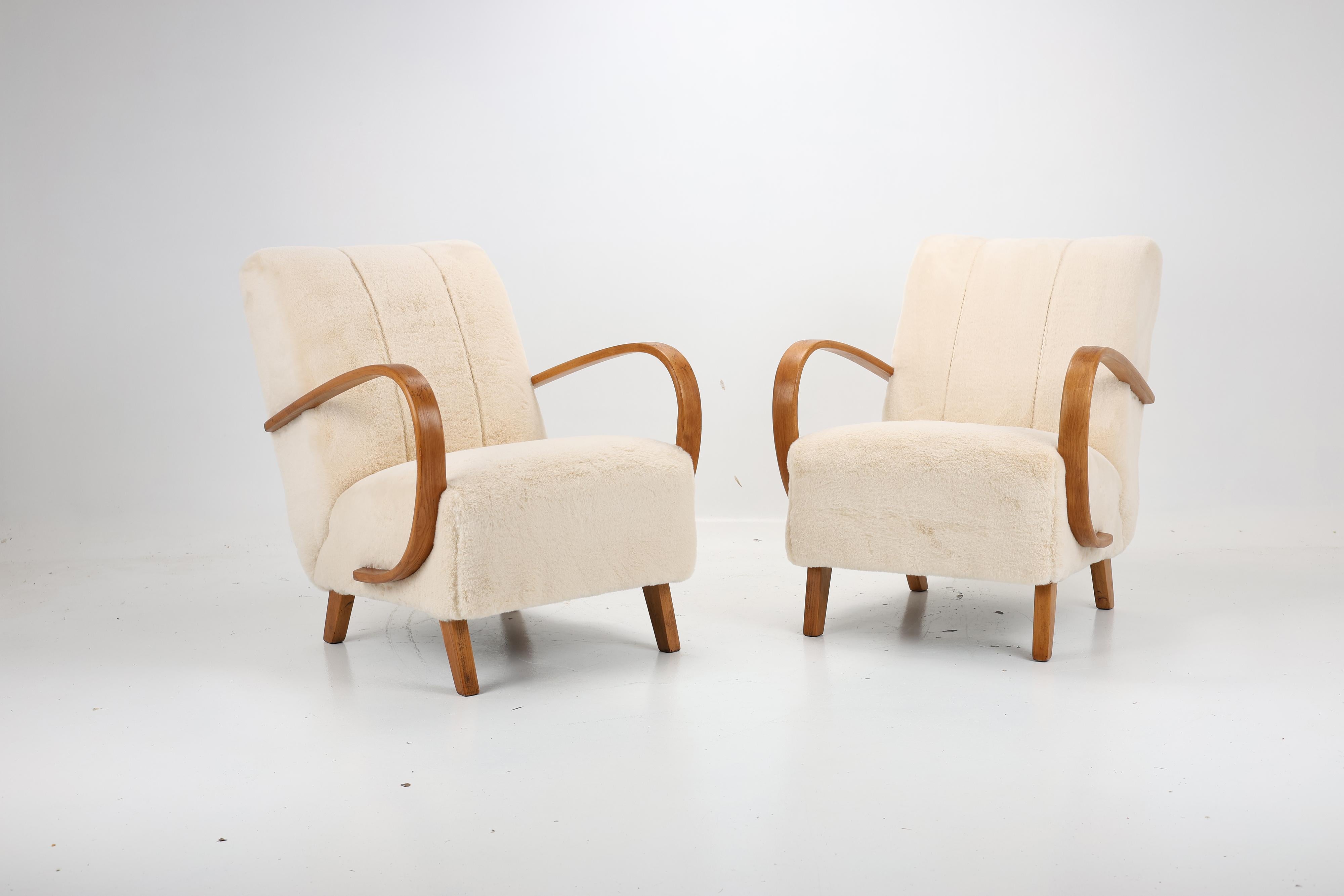 Pair of Armchairs H-410 by Jindřich Halabala, 1950s – Czech Republic

A striking pair of H-410 armchairs designed by the renowned Czech designer Jindřich Halabala, dating from the 1950s. These iconic chairs are celebrated for their elegant, curved