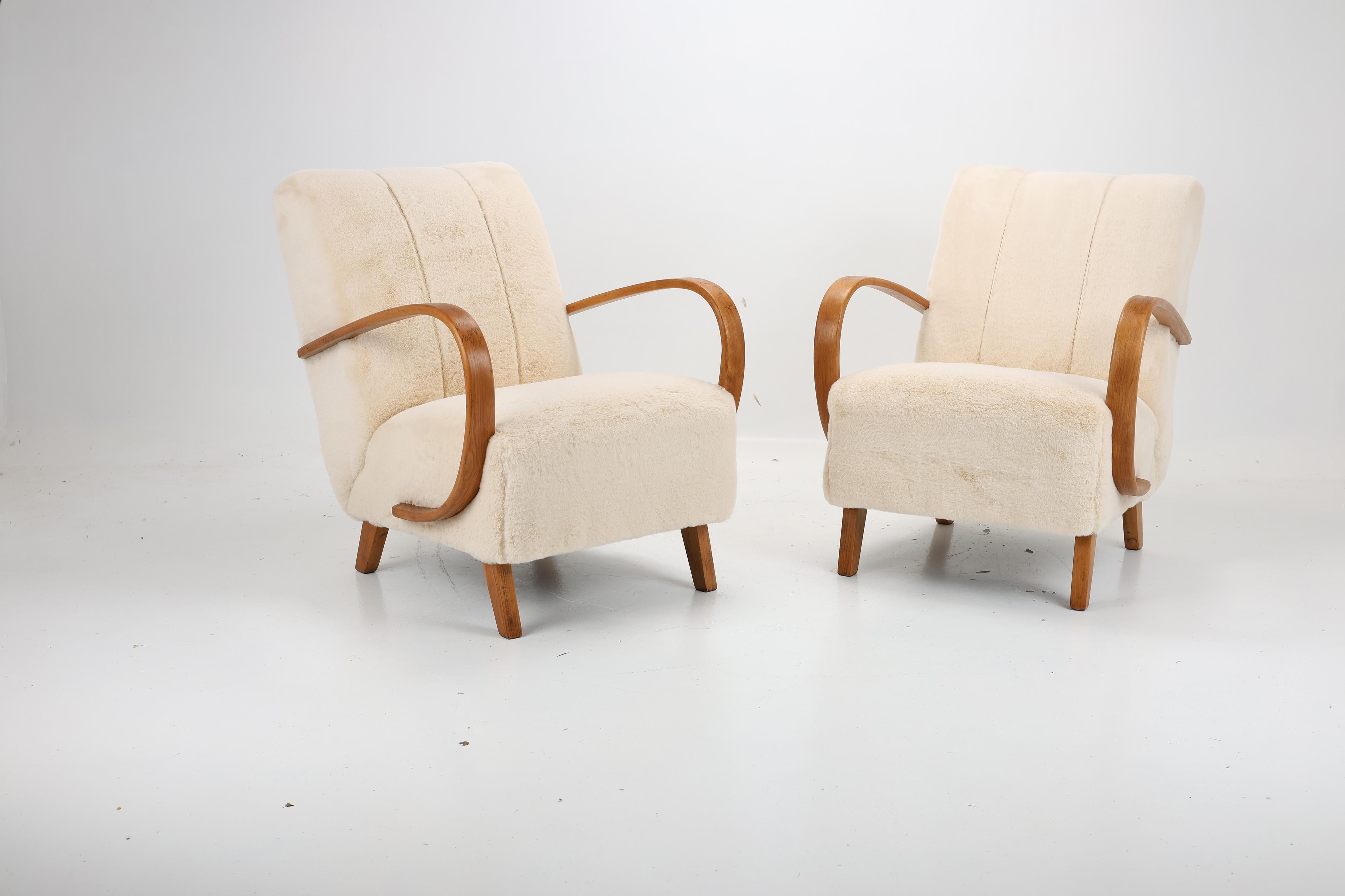 A pair of Armchairs H-410 by Jindrich Halabala from the 1950s In Good Condition For Sale In Stahnsdorf, DE