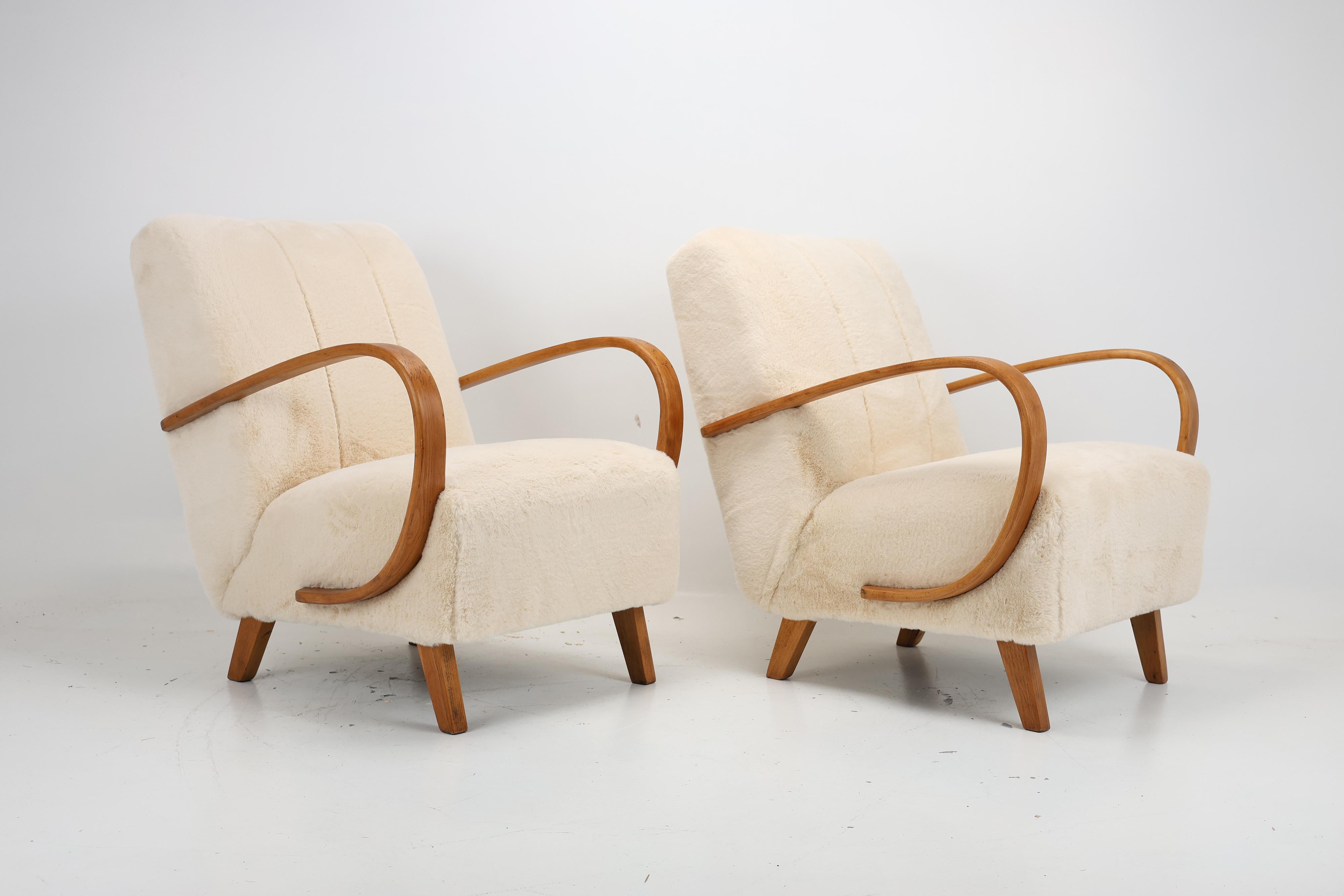 A pair of Armchairs H-410 by Jindrich Halabala from the 1950s For Sale 1