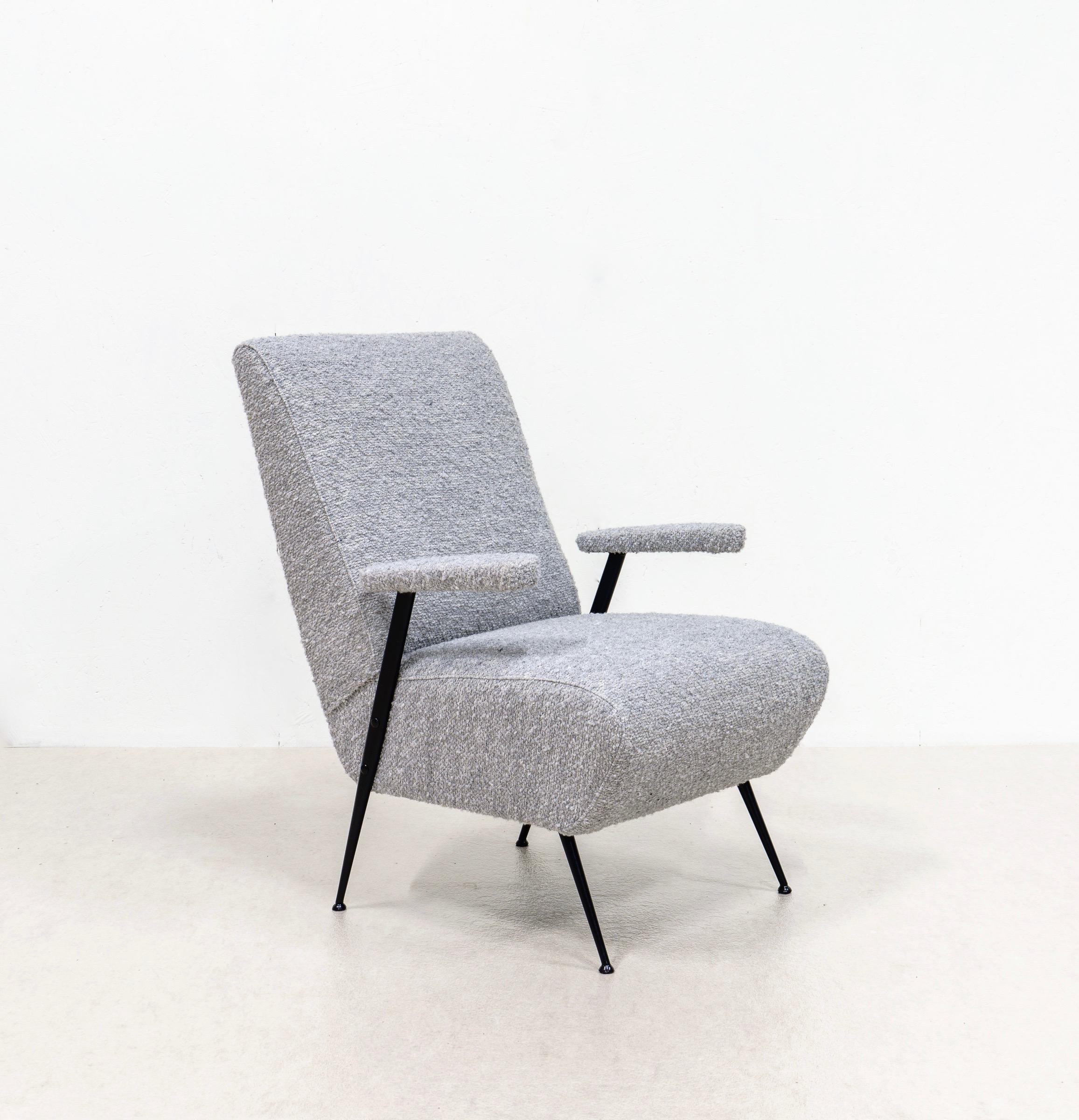 Cette paire de fauteuils est très confortable et nouvellement tapissée d'une belle laine bouclée grise.