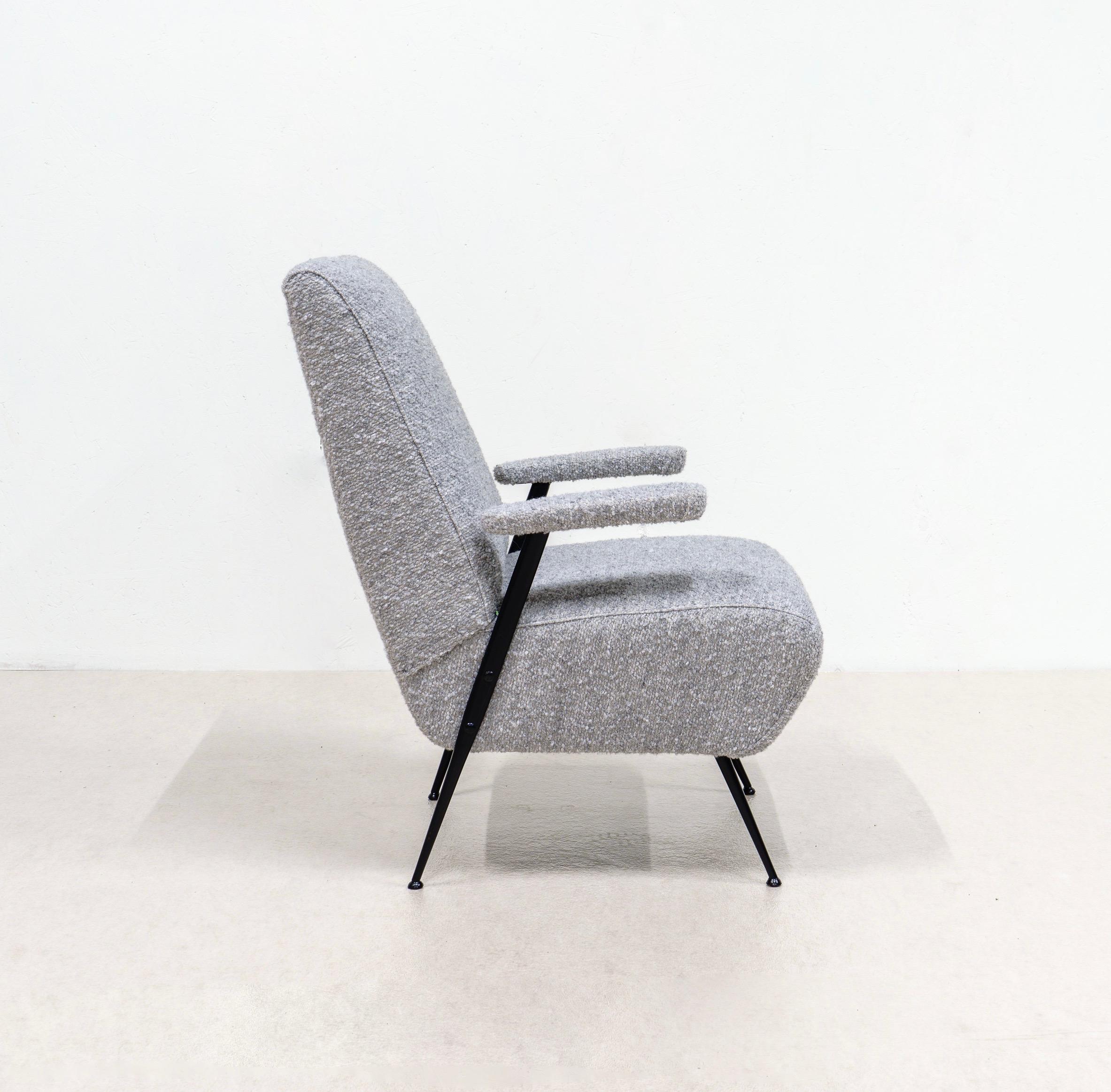 Métal Une paire de fauteuils en laine grise et pieds en métal laqué noir. Italie années 50 en vente