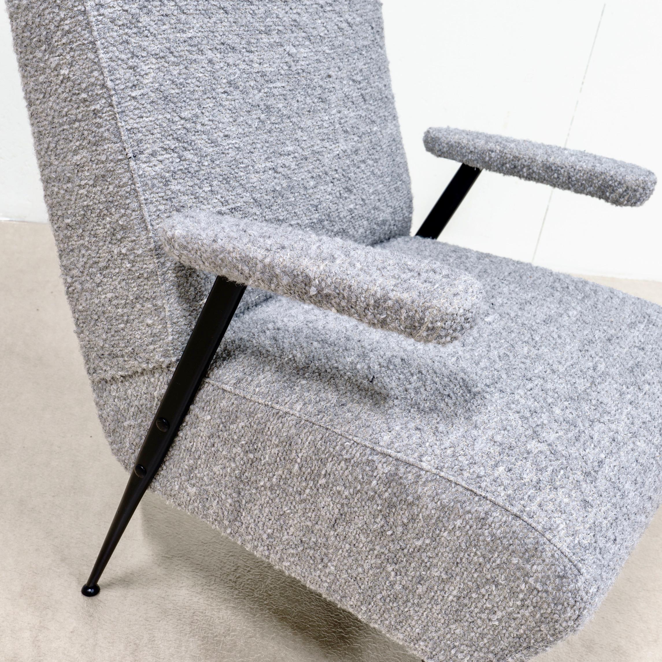 Une paire de fauteuils en laine grise et pieds en métal laqué noir. Italie années 50 en vente 3