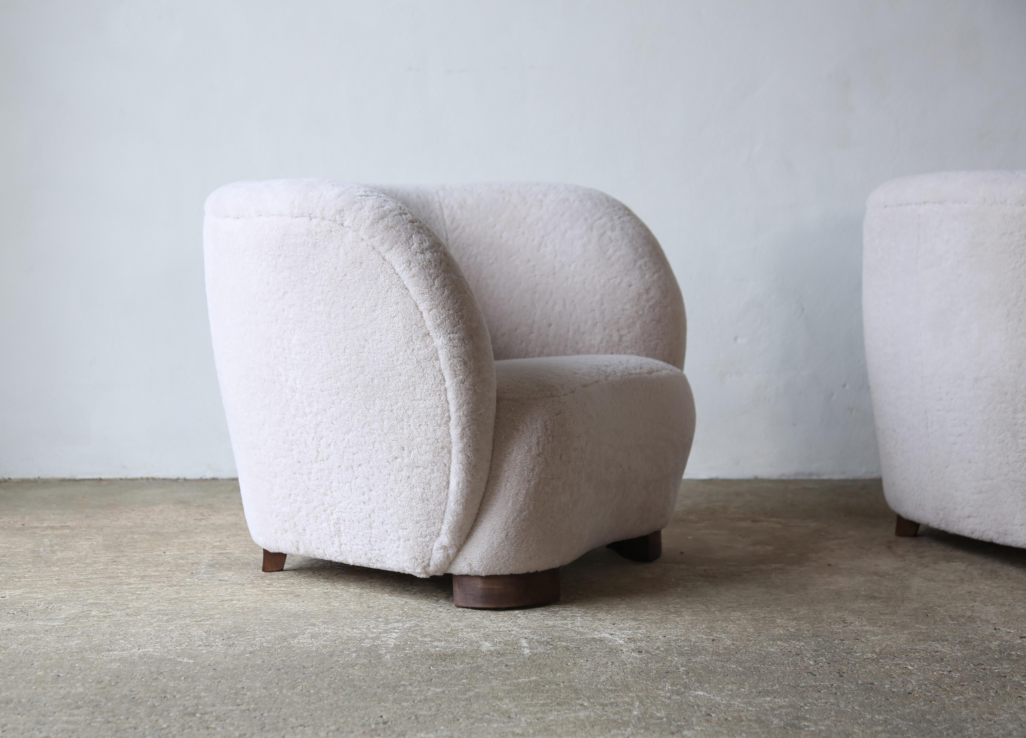 A Pair of Armchairs in Natural Sheepskin Upholstery For Sale 3