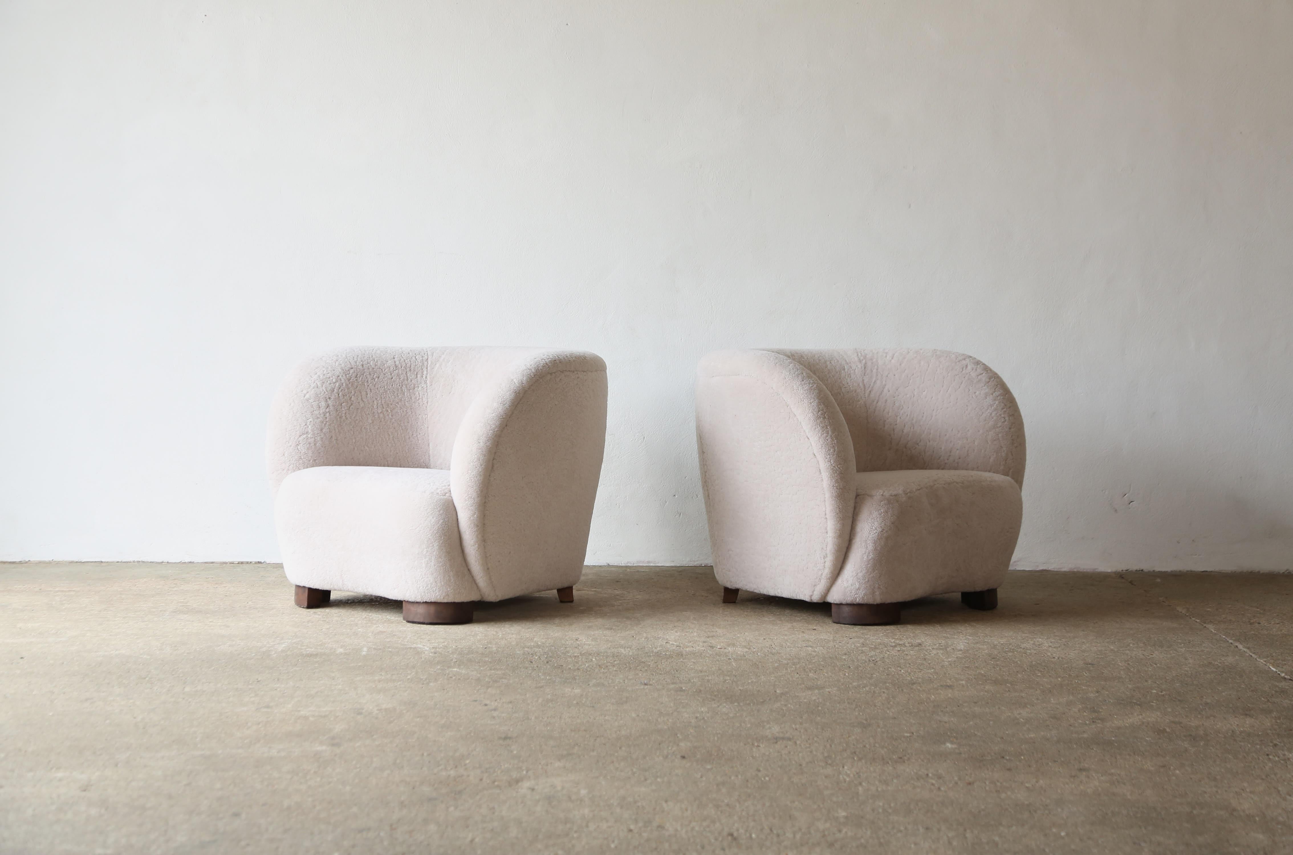 Mid-Century Modern A Pair of Armchairs in Natural Sheepskin Upholstery For Sale