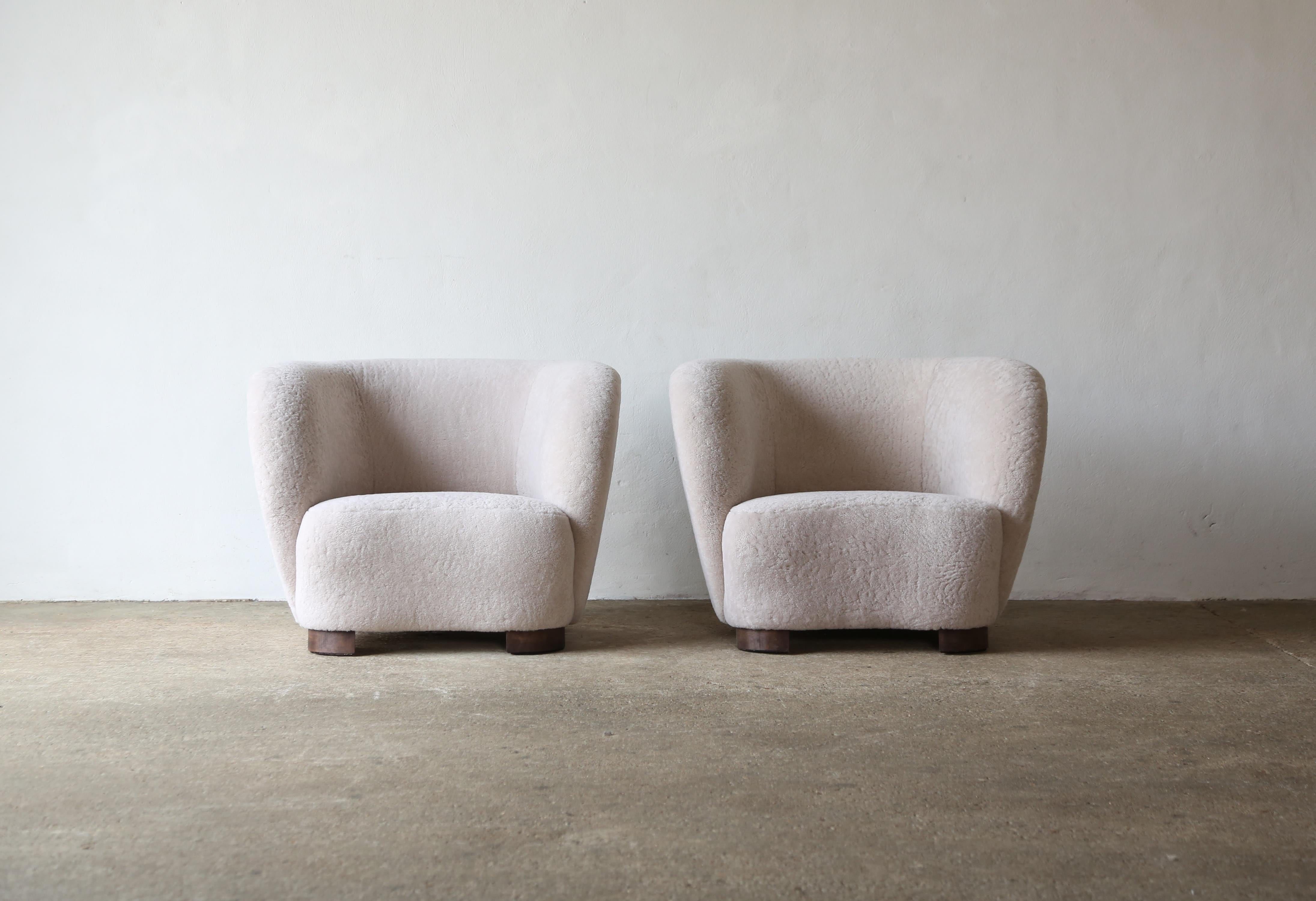 A Pair of Armchairs in Natural Sheepskin Upholstery In Good Condition For Sale In London, GB
