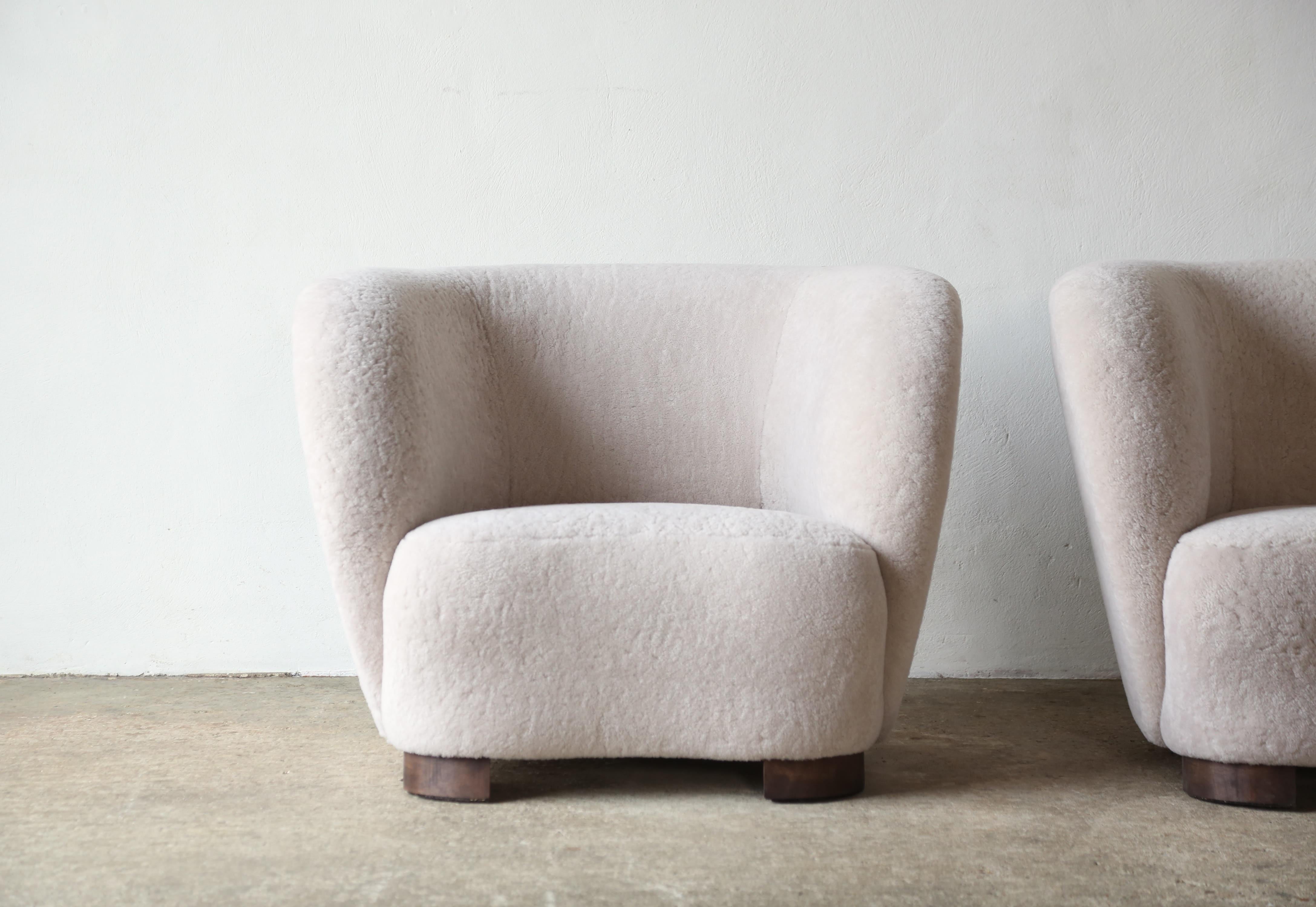 Contemporary A Pair of Armchairs in Natural Sheepskin Upholstery For Sale