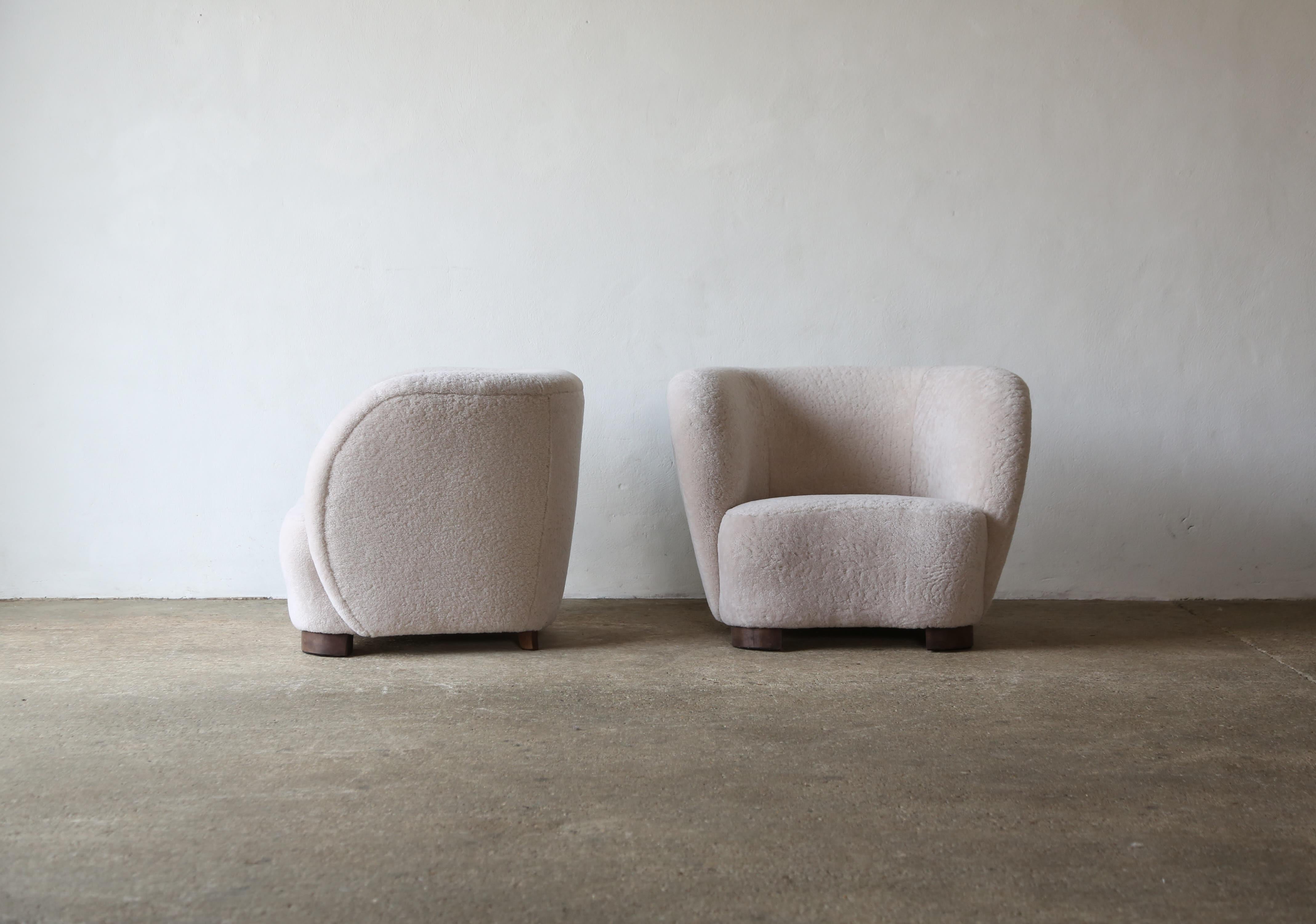 Wood A Pair of Armchairs in Natural Sheepskin Upholstery For Sale