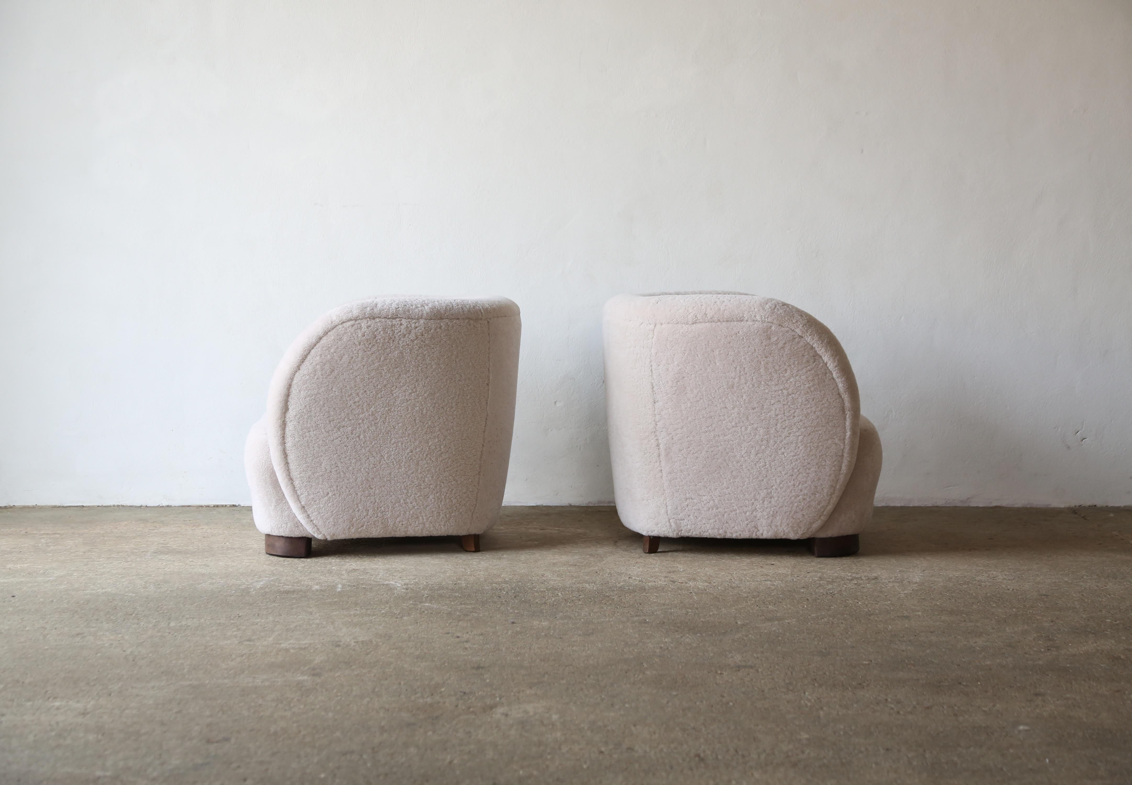 A Pair of Armchairs in Natural Sheepskin Upholstery For Sale 1