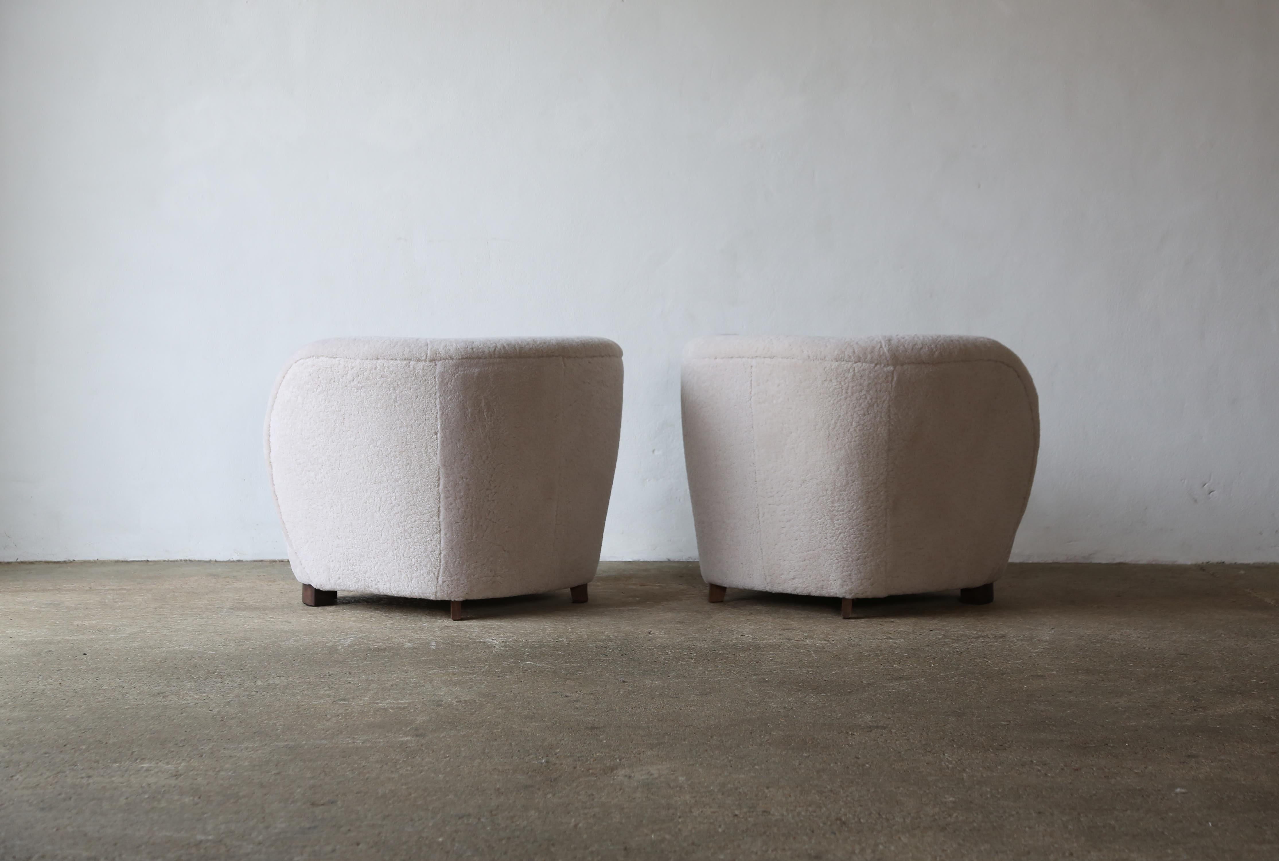A Pair of Armchairs in Natural Sheepskin Upholstery For Sale 2