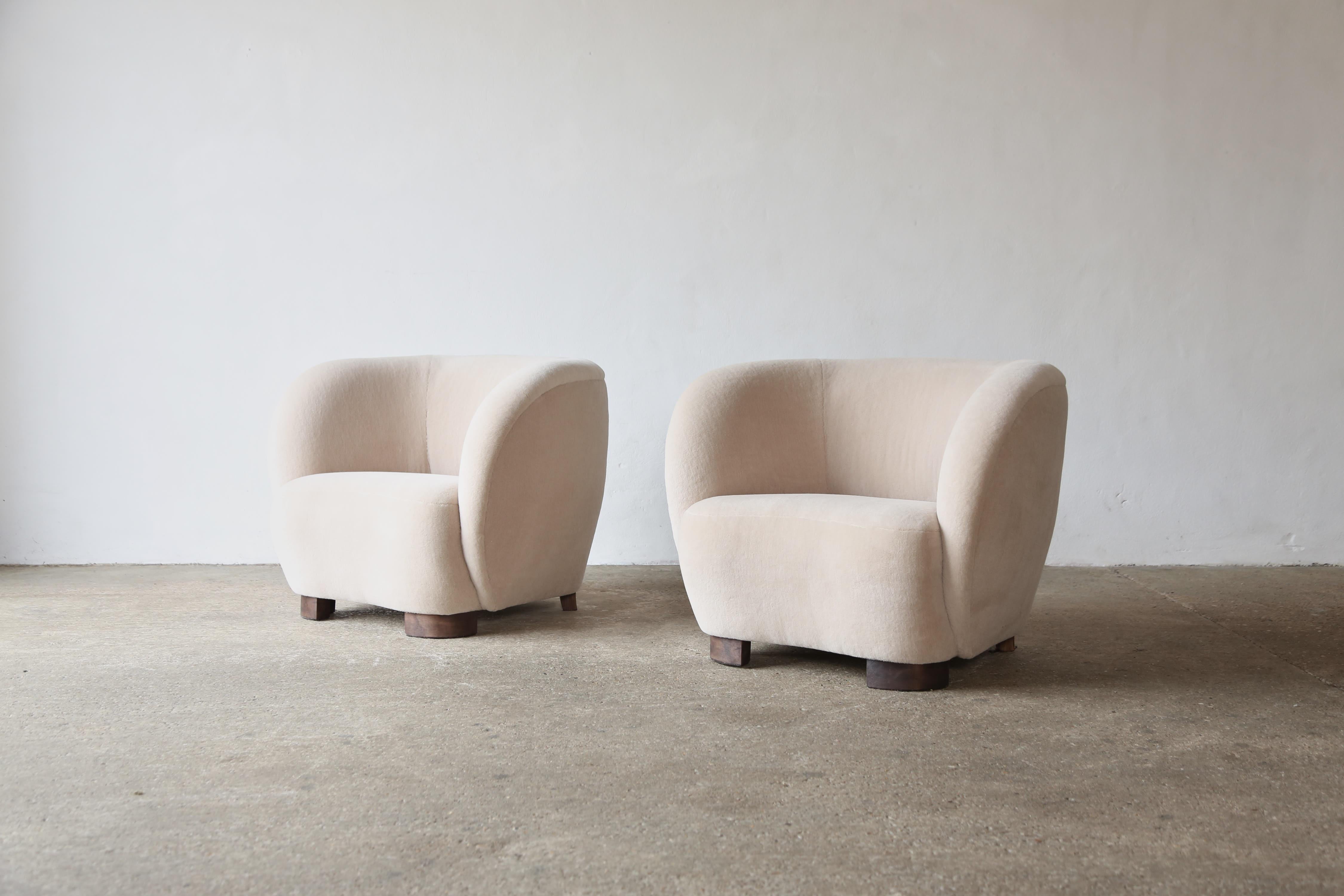 Mid-Century Modern A Pair of Armchairs in Pure Alpaca Upholstery For Sale