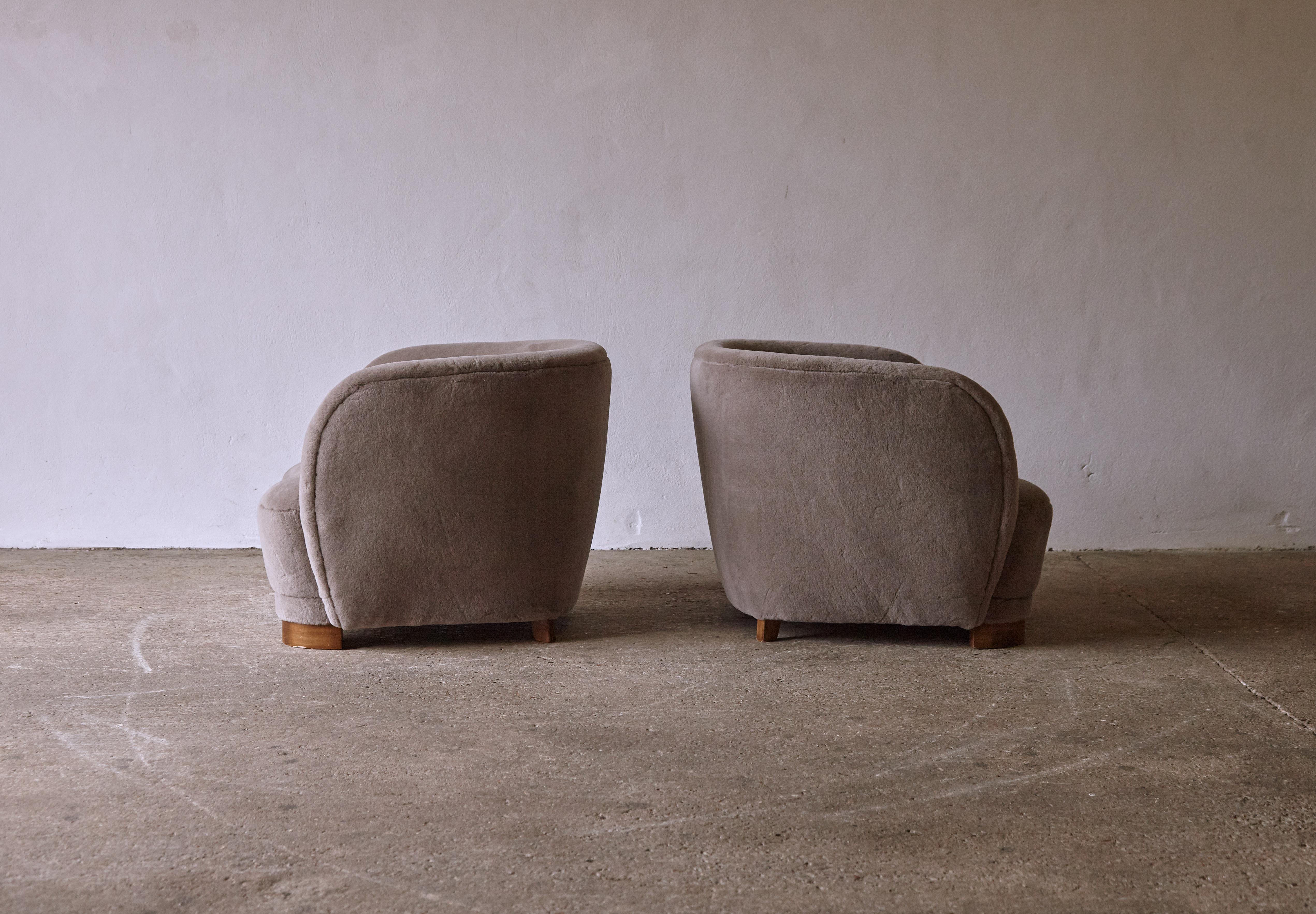 A beautiful pair of armchairs, in the style of Flemming Lassen, Denmark, newly upholstered in premium grey / brown 100% Alpaca fabric. Priced and sold as a pair together. Fast shipping worldwide.




UK customers please note: displayed prices
