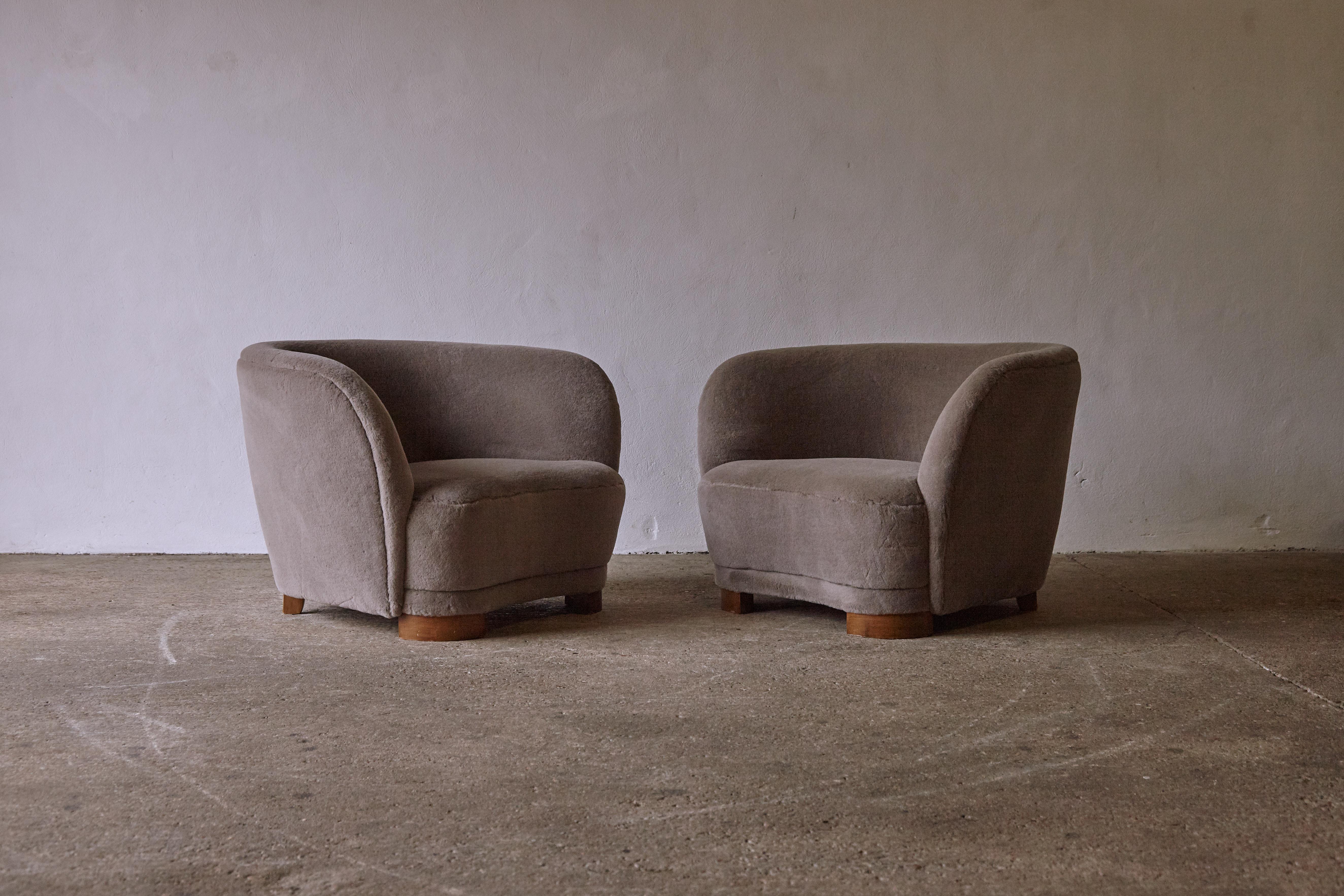 Pair of Armchairs in the Style of Flemming Lassen, Newly Upholstered in Alpaca In Good Condition In London, GB