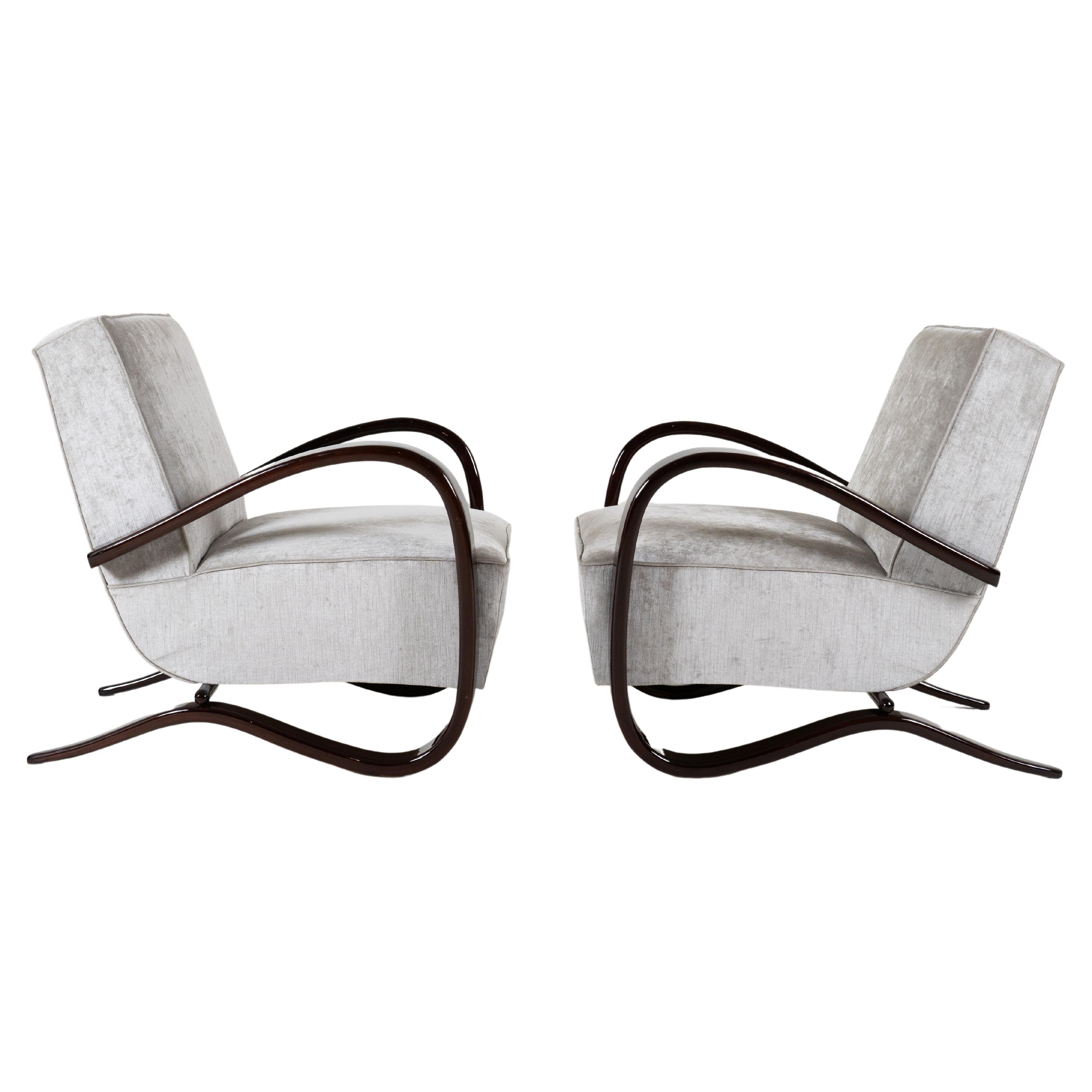Ein Paar Sessel im Stil von Halabala