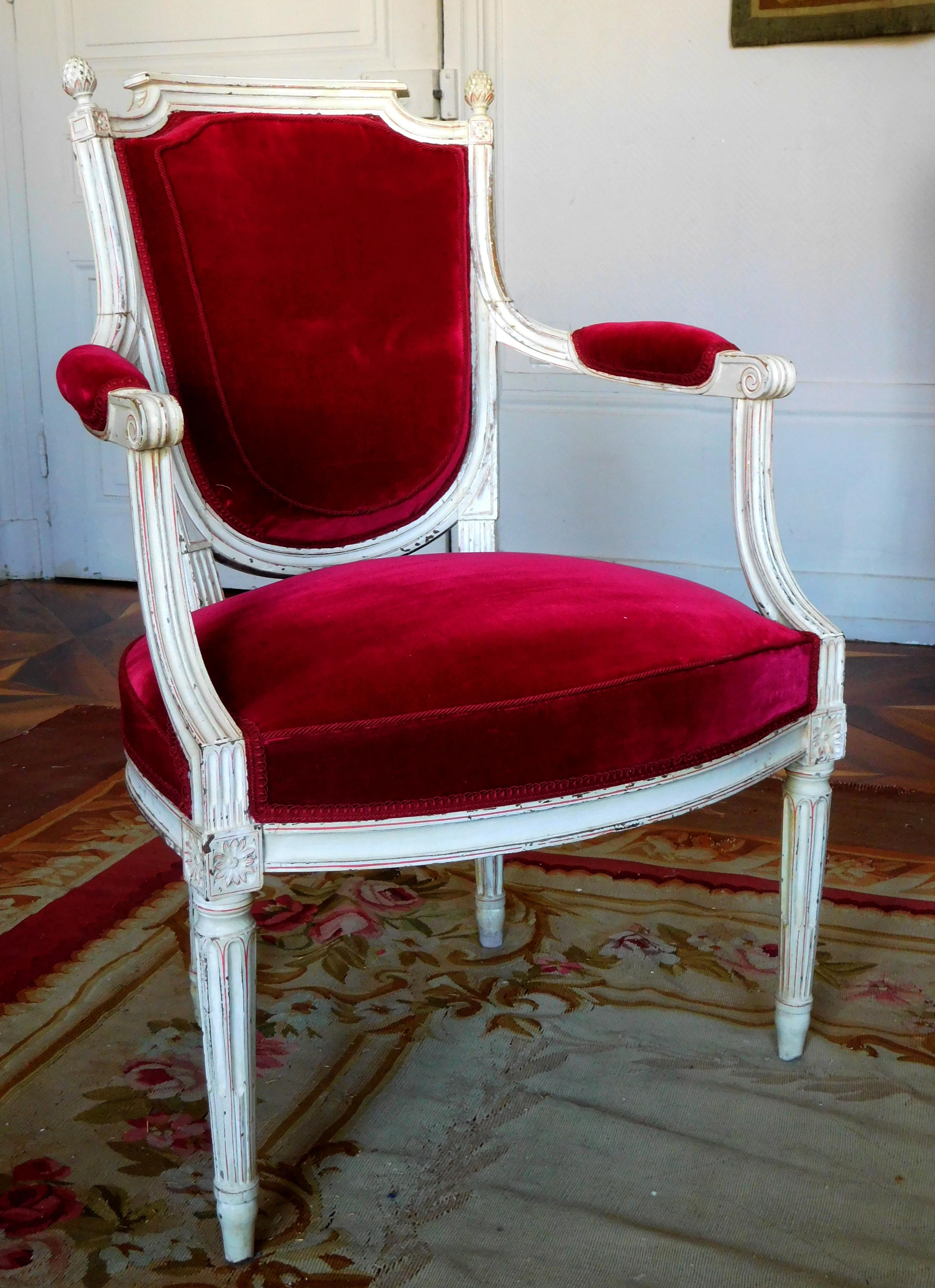 Fina pareja de sillones cabriolé, época Luis XVI, producción de finales del siglo XVIII, hacia 1780. Precioso modelo con respaldo en forma de escudo, cuidadosamente esculpido y lacado.
Todos los asientos están firmados Roussens, uno de los mayores