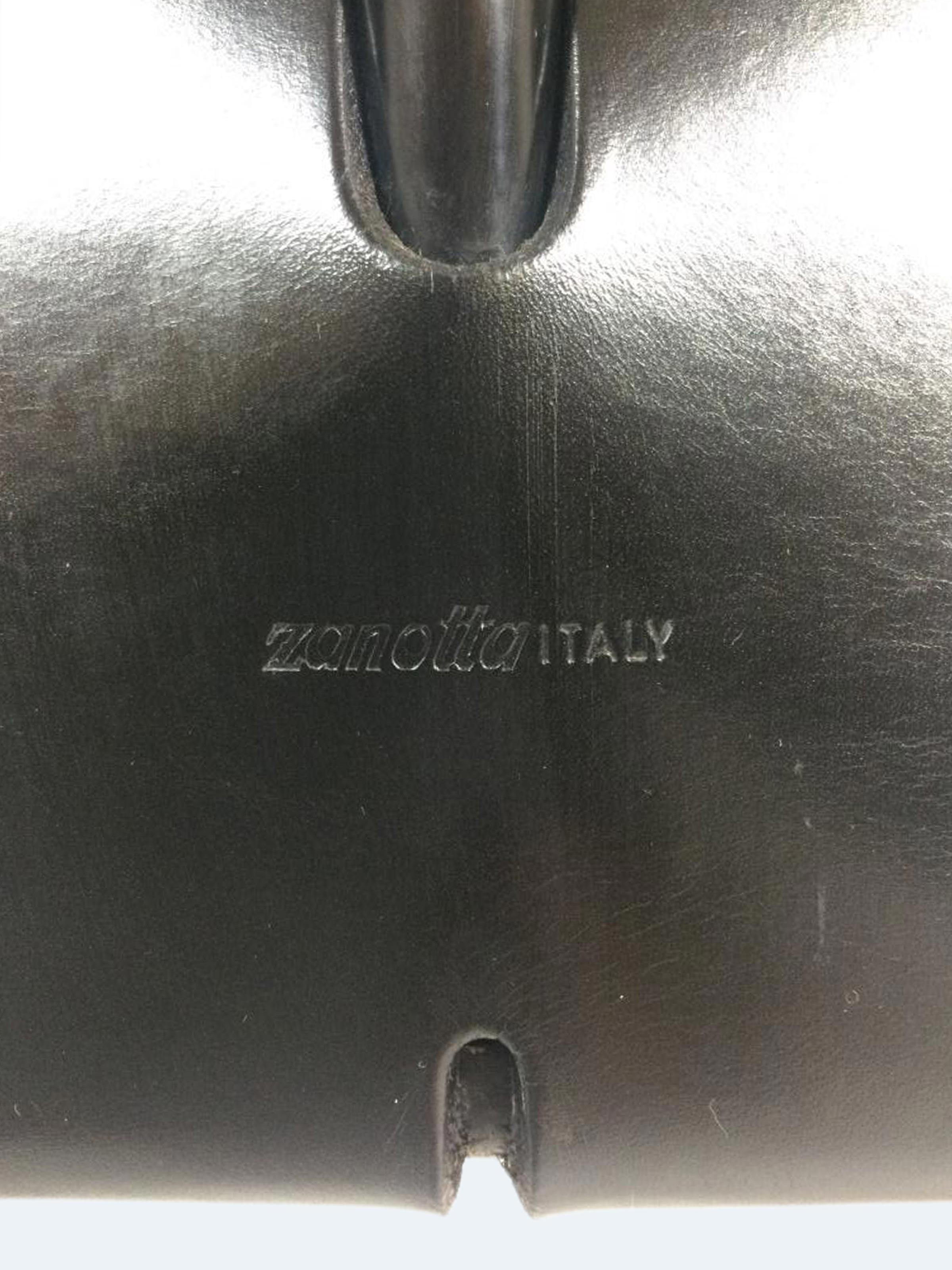 Paire de fauteuils Modèle 