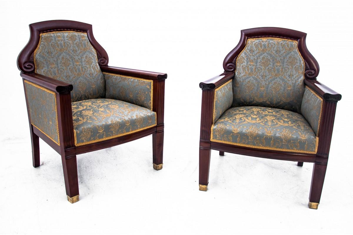Un par de enormes sillones Biedermeier fabricados a mediados del siglo XIX. Tapizado en un elegante tejido jacquard. Un hermoso y estable armazón une los sillones entre sí. Muy buen estado, tras una renovación profesional y sustitución del