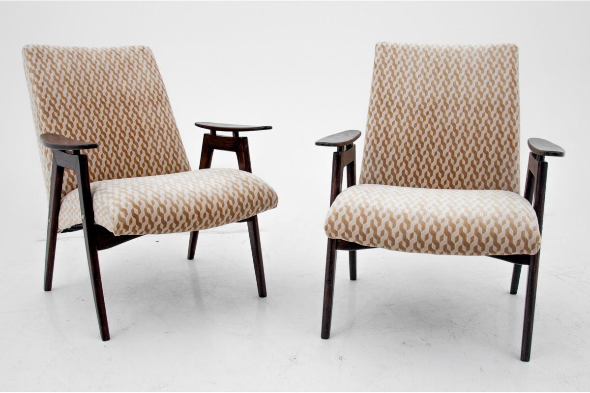 Coppia di poltrone, Polonia, anni '60

In ottime condizioni, dopo una ristrutturazione professionale del legno e la sostituzione della tappezzeria con una nuova.

Legno: noce

Dimensioni: altezza 79 cm, altezza seduta 38 cm, larghezza 64 cm,