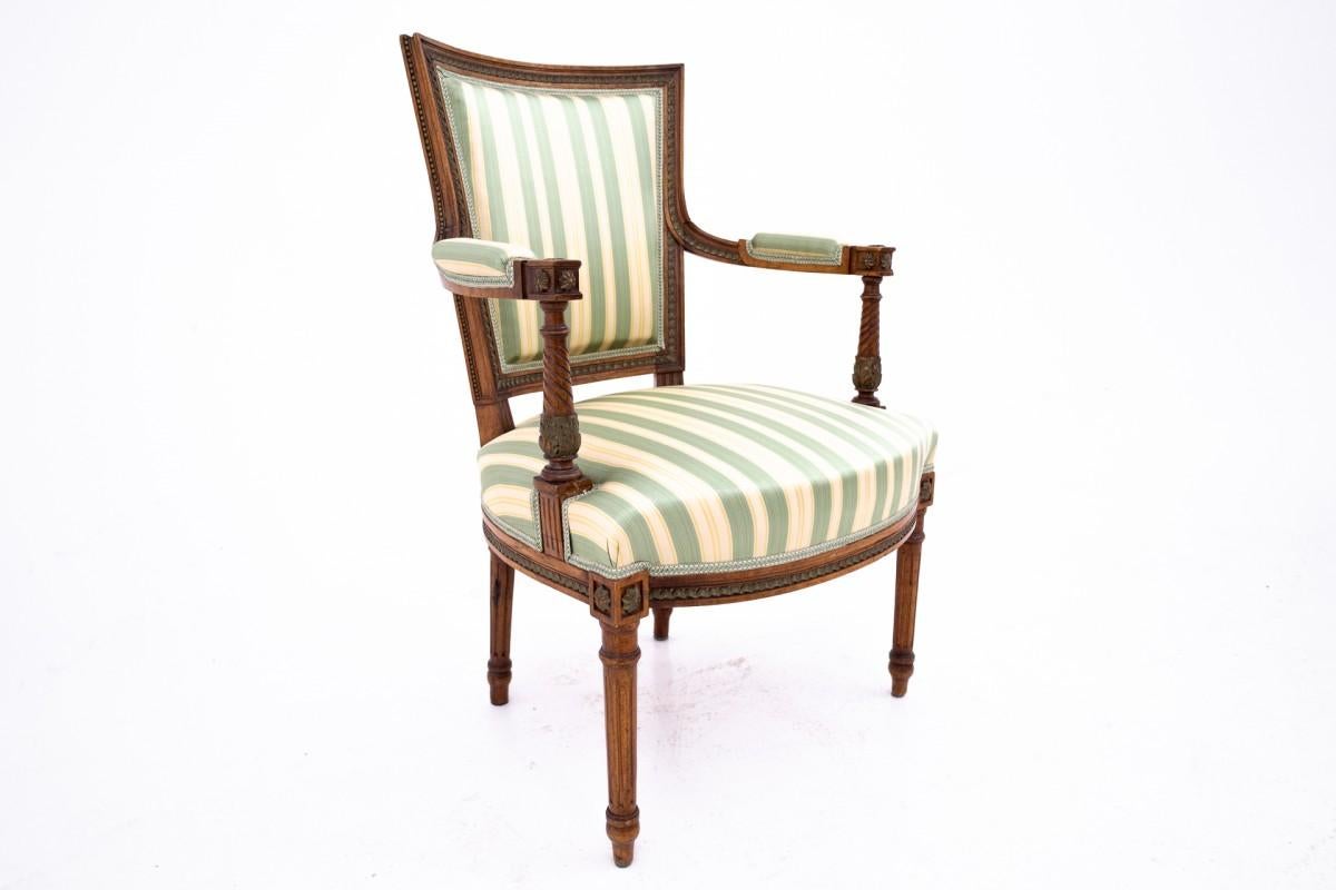 Walnut A pair of armchairs, Sweden, circa 1870. For Sale