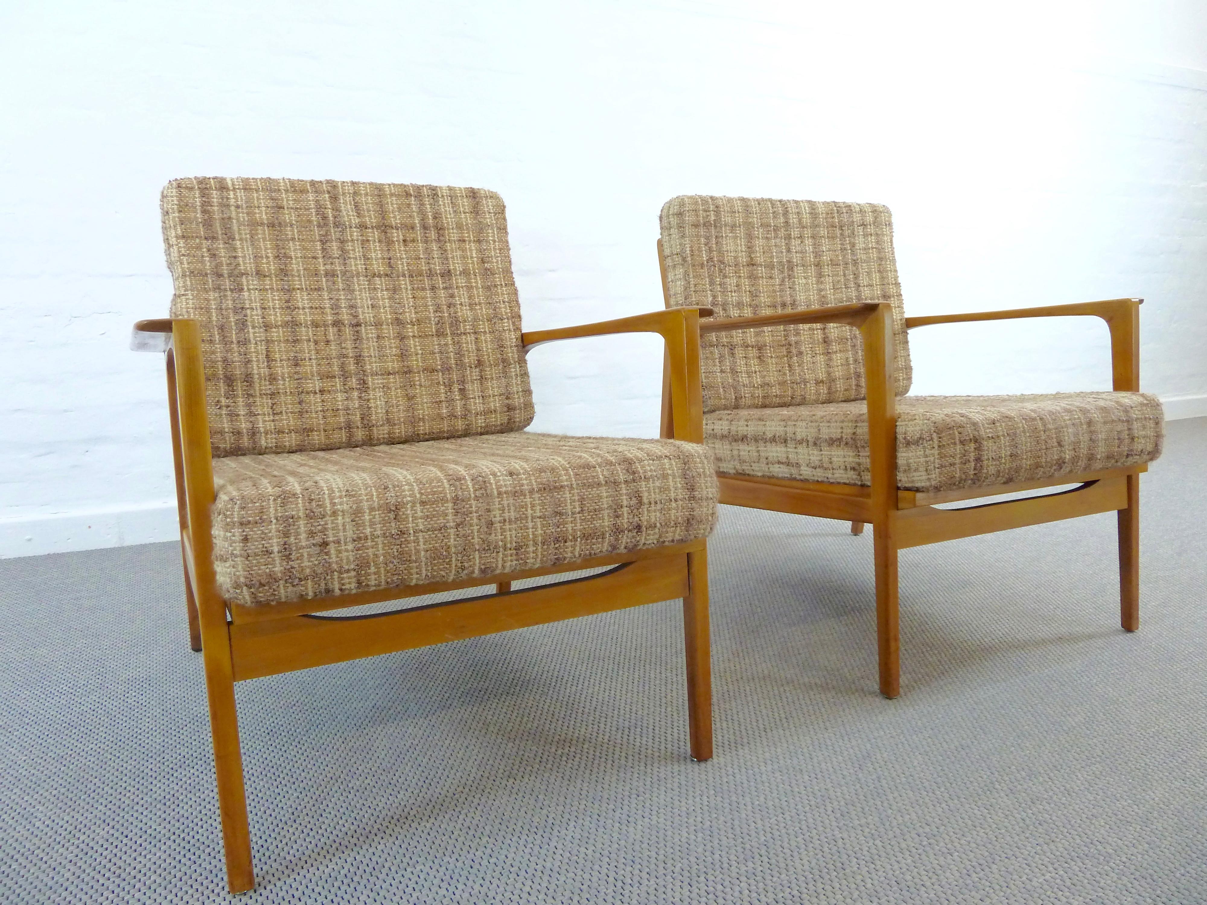 Pair of midcentury Armchairs, Convertible 1960s Lounge-Chairs of Solid Beech For Sale 7
