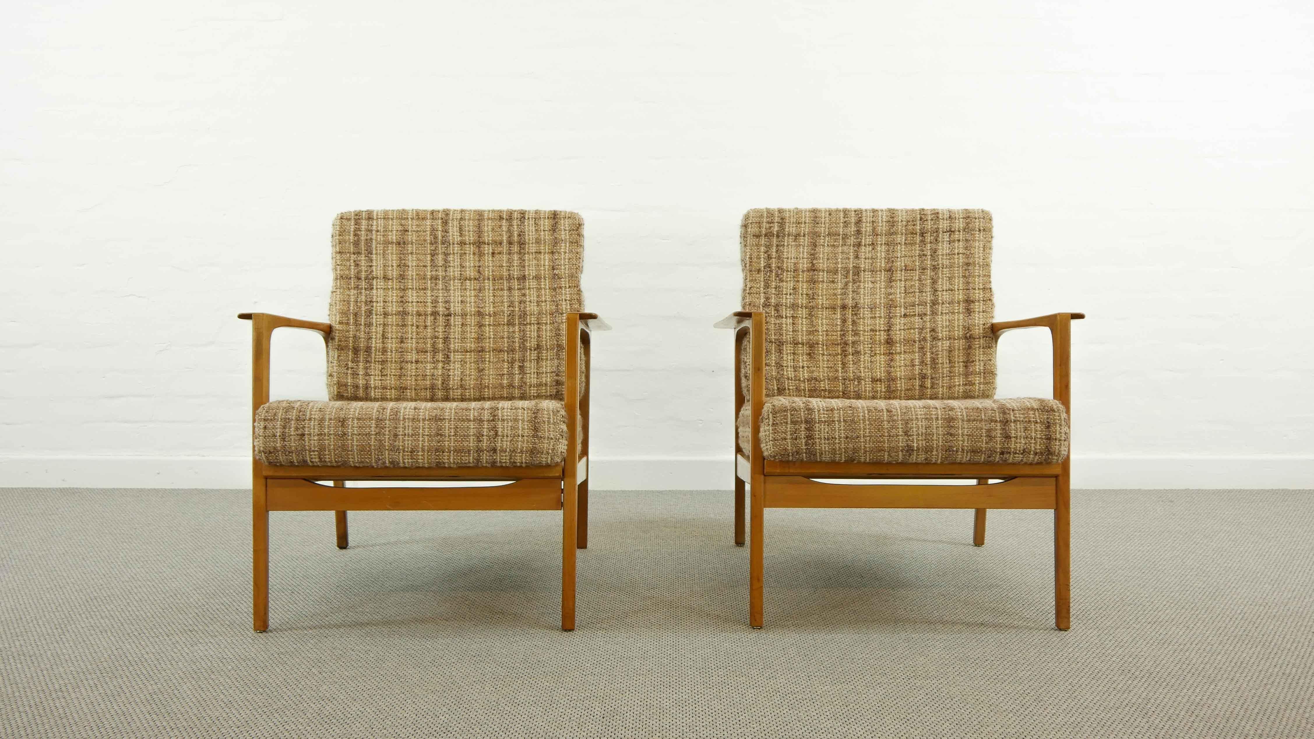 Pair of midcentury Armchairs, Convertible 1960s Lounge-Chairs of Solid Beech In Good Condition For Sale In Halle, DE