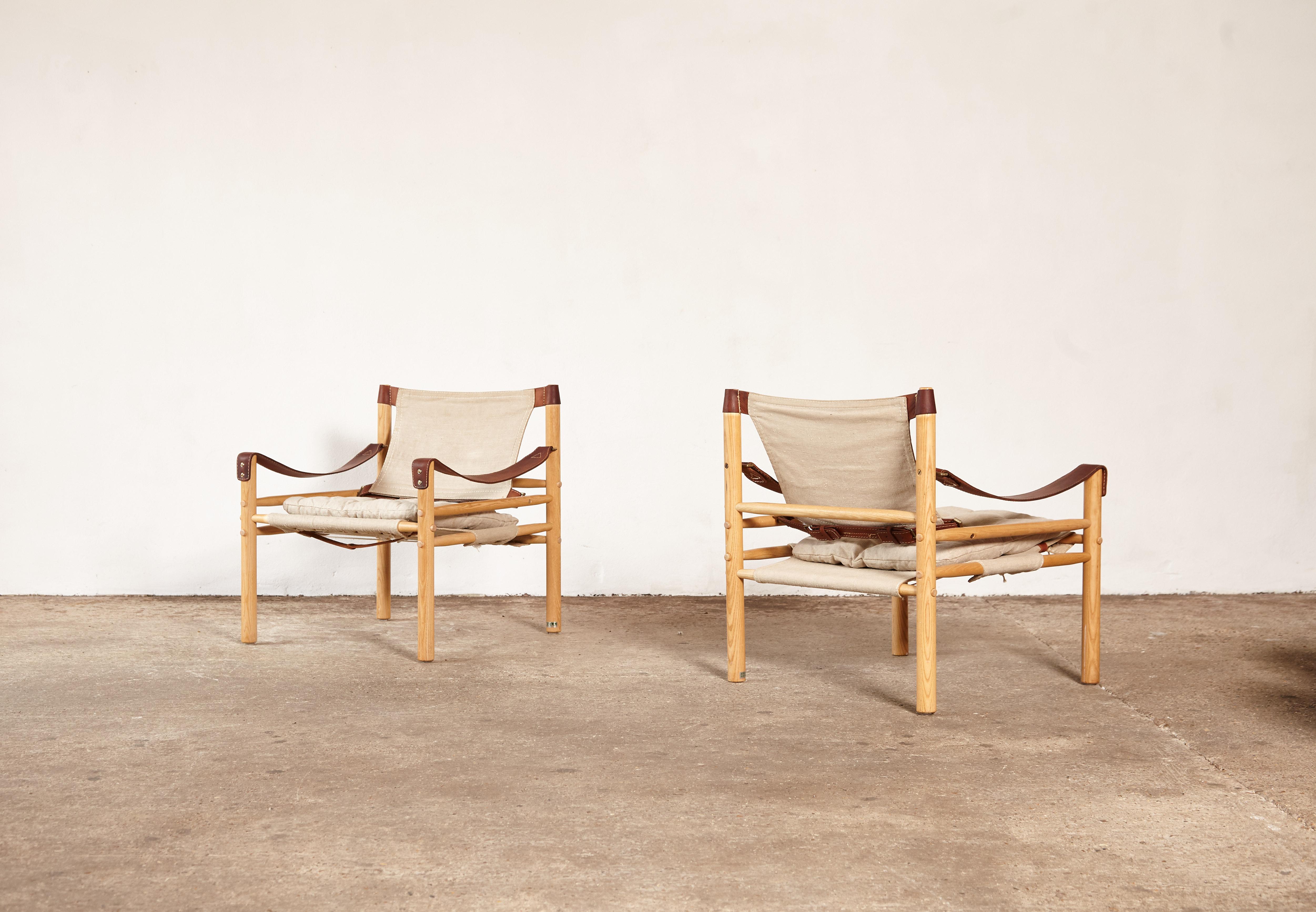 A lovely rare pair of Arne Norell safari sirocco chairs in ashwood and original canvas. Made by Norell Möbel AB, in Sweden. Very good original vintage condition with some minor signs of age related use and wear light marks to canvas. Fast and