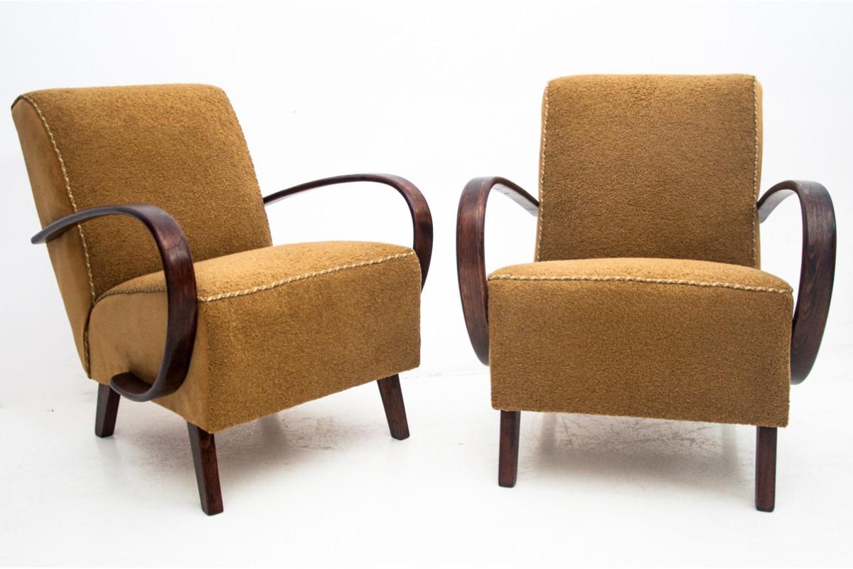 Fauteuils emblématiques de l'art déco conçus par J. Halabala, fabriqués vers 1930. Assises et dossiers garnis d'un agréable tissu bouclé. L'ensemble repose sur des pieds droits, et des accoudoirs en bois courbé ajoutent du style. Très bon état,