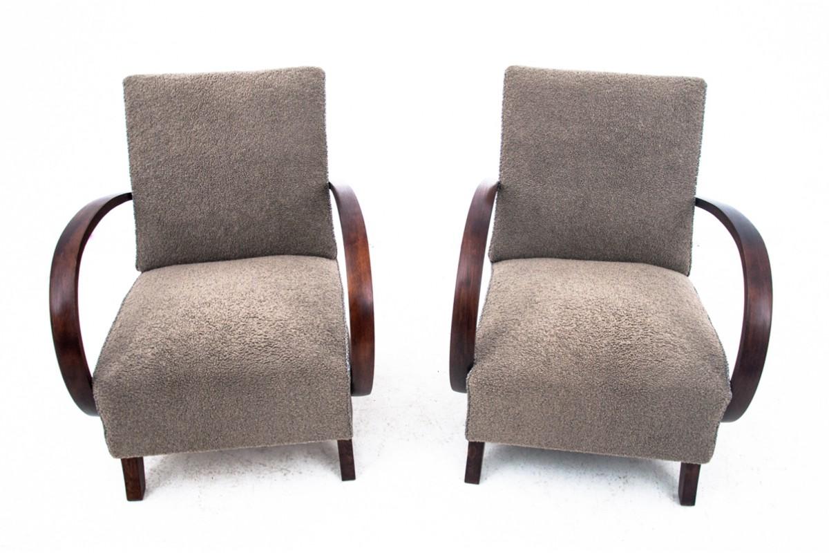 Art deco armchairs designed by J. Halabala from the first half of the 20th century.

Furniture in very good condition, after professional renovation. The seats have been covered with a new fabric, the seat and backrest are upholstered in pleasant