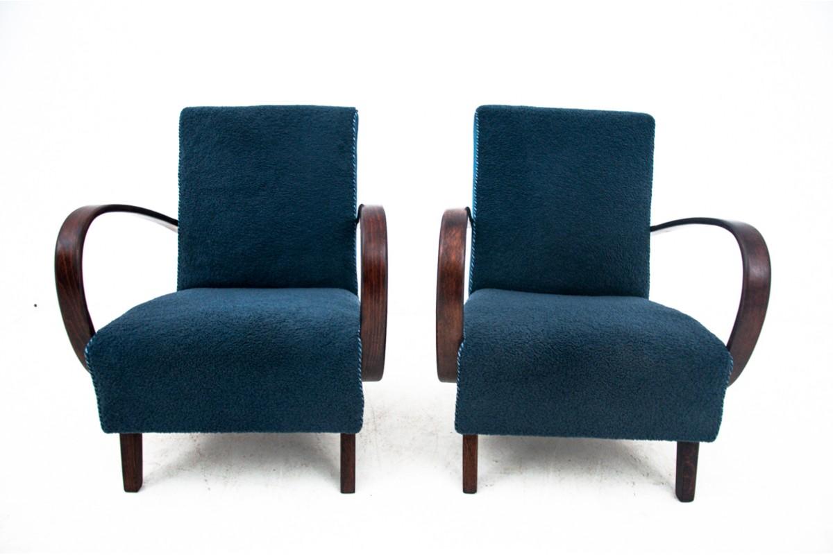 Art Deco armchairs designed by J. Halabala from the 1930s.

Furniture in very good condition, after professional renovation. The armchair has been covered with a new fabric, the seat and backrest have been covered with a boucle fabric that is