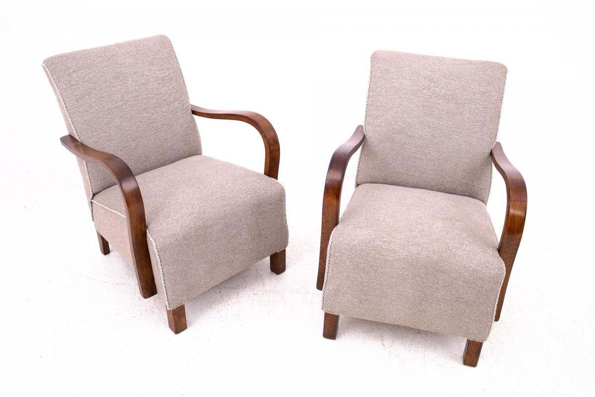 Art Deco armchairs from the 1930s. designed by J. Halabala, Czechoslovakia.

Furniture in very good condition, after professional renovation. Seat and backrest covered with new fabric.

Dimensions: height 80 cm / seat height 40 cm / width 63 cm /