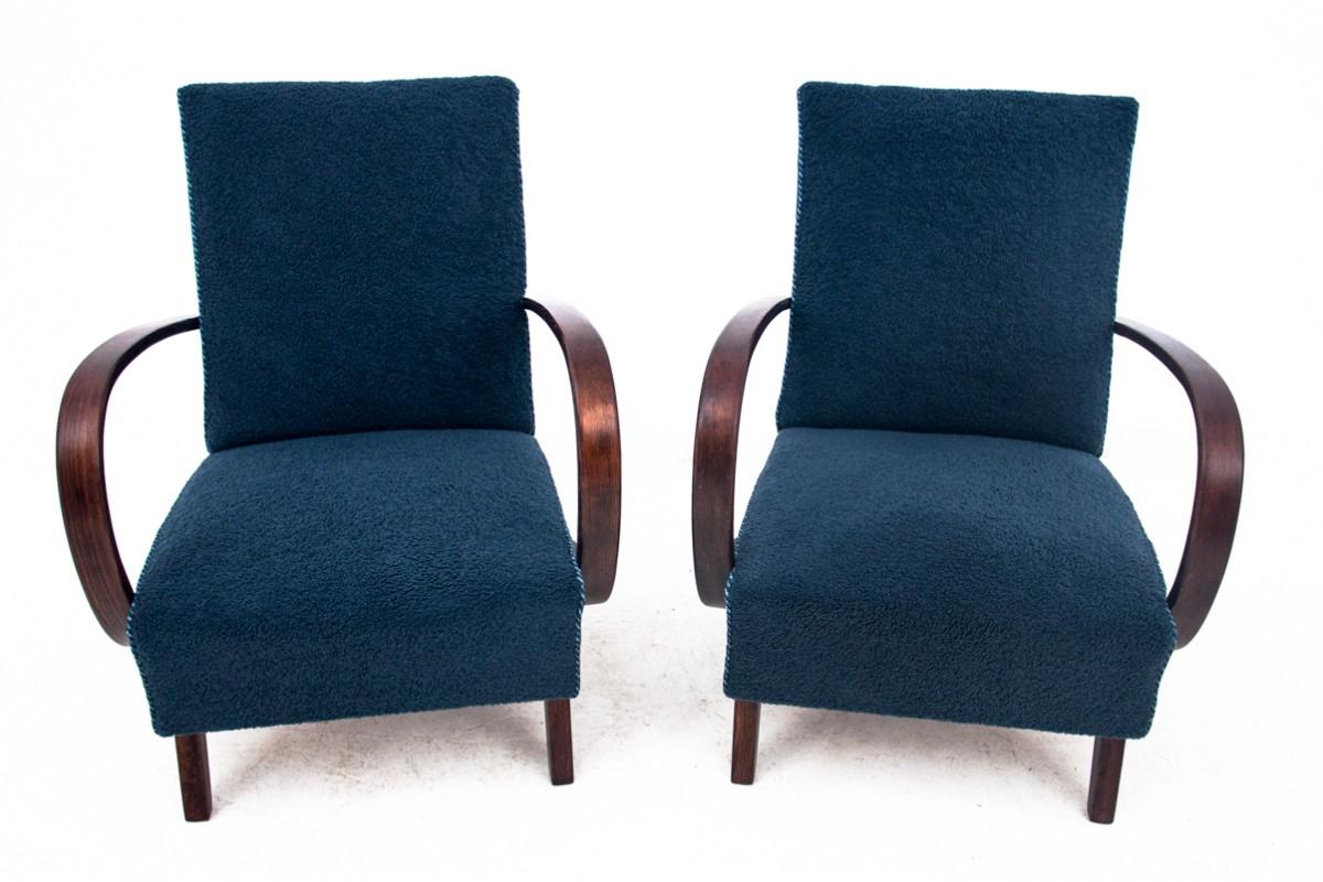 Ein Paar Sessel des berühmten Designers Jindřich Halabala aus den 1930er Jahren.

Möbel in sehr gutem Zustand, nach professioneller Renovierung. Die Sitze sind mit einem neuen Stoff bezogen worden.

Maße: Höhe 82 cm / Sitzhöhe 38 cm / Breite 67 cm /