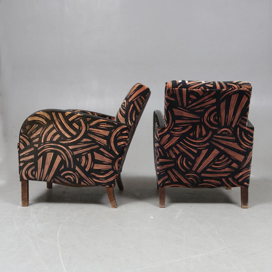 Firmly upholstered seat and back. Blackened details.
Seat height approx 40cm, height approx 77cm.

Normal wear and tear, scratches and stains. Later redressed. fabric with smaller holes. sun-bleached.