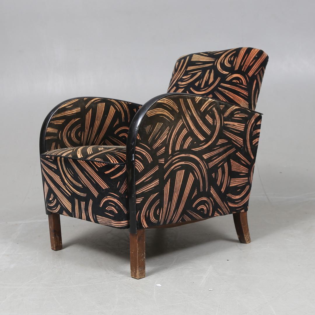 Mid-Century Modern A pair of Art Deco armchairs, first half of the 20th century.