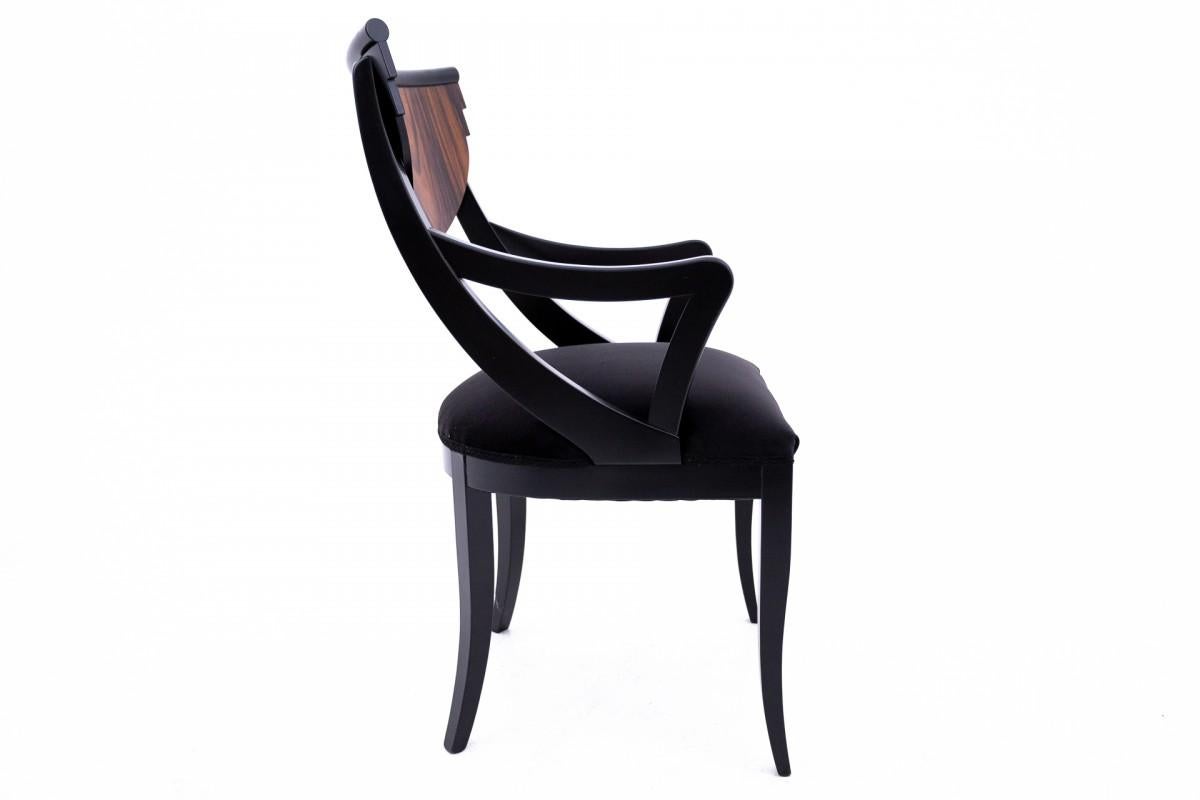 Art-Déco-Sessel aus der Mitte des 20. Jahrhunderts.

Die Möbel sind in sehr gutem Zustand, professionell renoviert, der Sitz ist mit neuem Stoff bezogen.

Abmessungen: Höhe 94 cm / Sitzhöhe. 47 cm / Breite 53 cm / Tiefe 58 cm