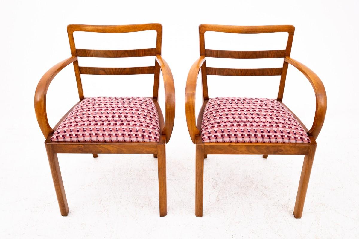 Paire de fauteuils Art déco du milieu du 20e siècle, Pologne.

Le mobilier est en très bon état, rénové par des professionnels, l'assise est recouverte d'un nouveau tissu.

Dimensions : hauteur 85 cm / hauteur du siège. 46 cm / largeur 65 cm /