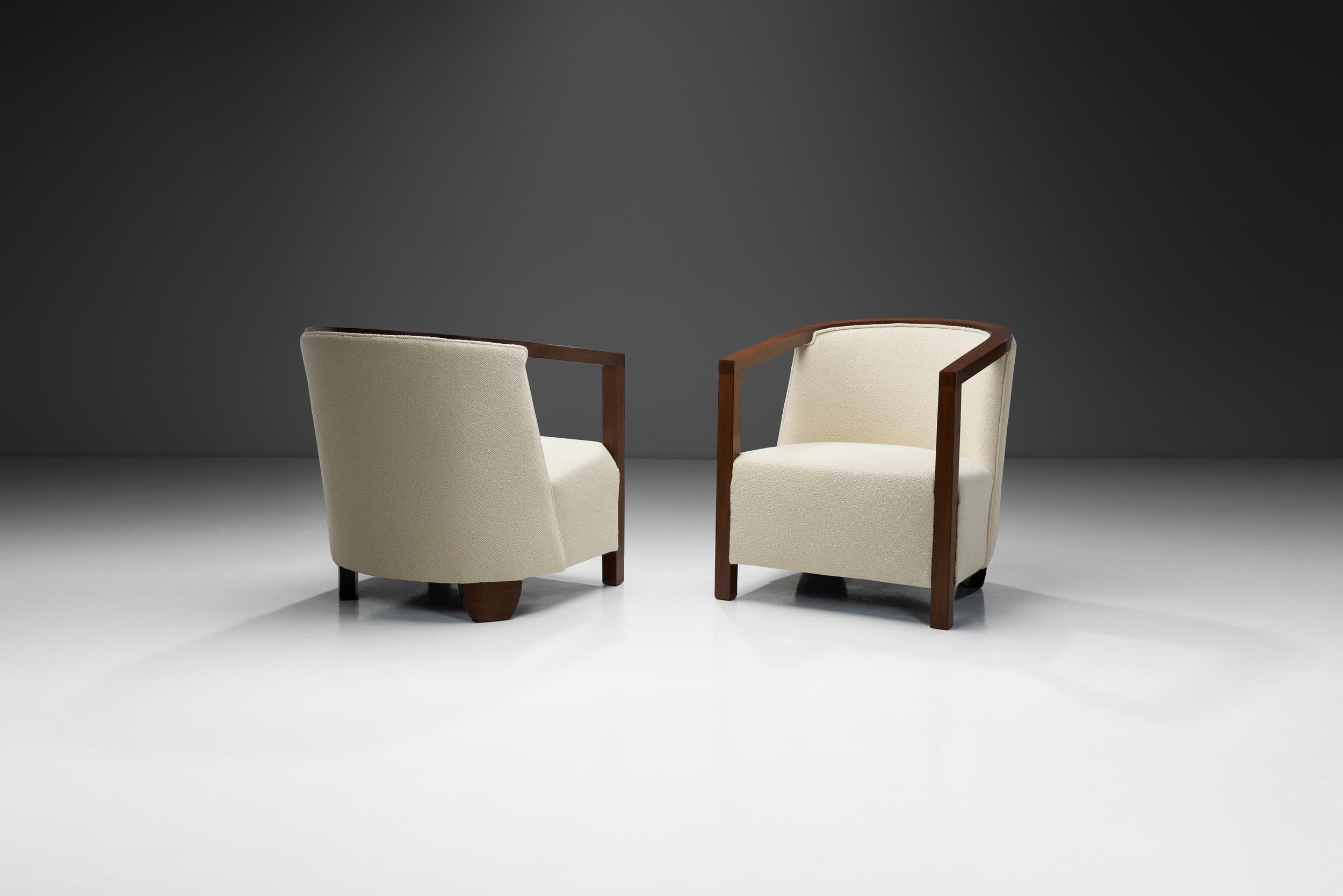 Cette paire de fauteuils remarquable incarne l'élégance et la modernité du mouvement Art déco. Apparu au début du XXe siècle, l'Art déco associe des formes géométriques audacieuses à des matériaux luxueux, créant ainsi un sentiment de sophistication