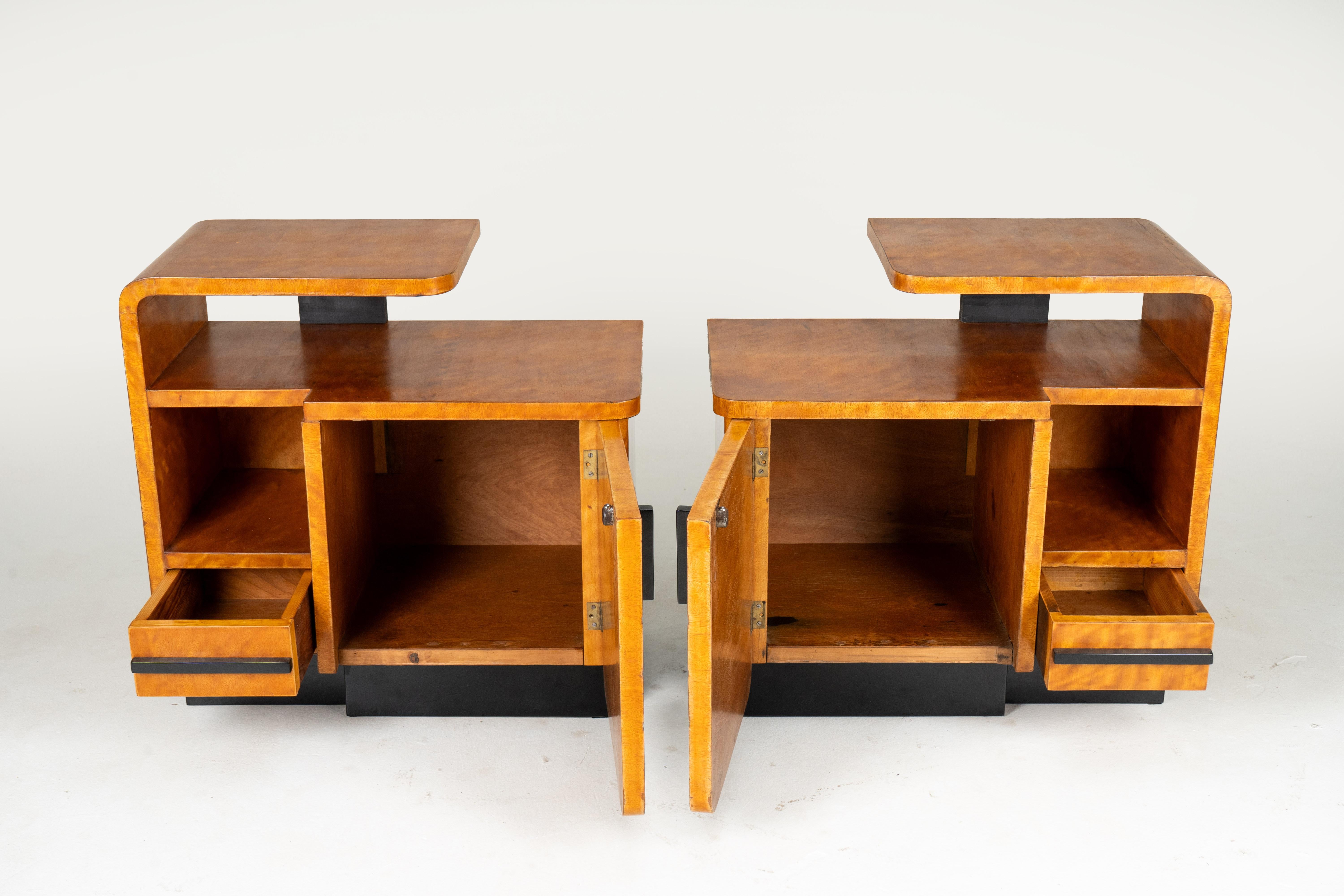 A Pair of Art Deco Bedside Chests In Good Condition For Sale In Chicago, IL