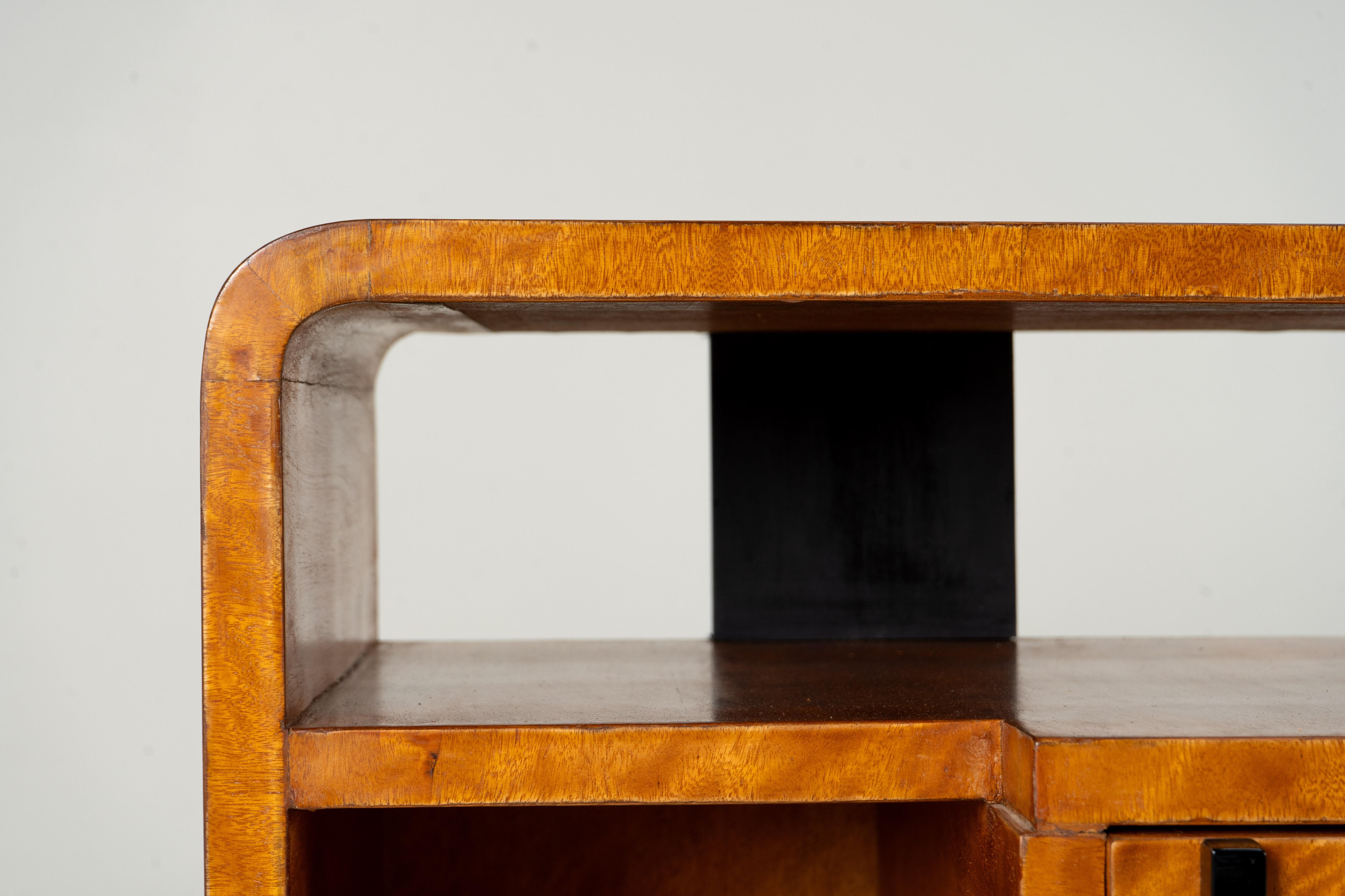 A Pair of Art Deco Bedside Chests For Sale 3