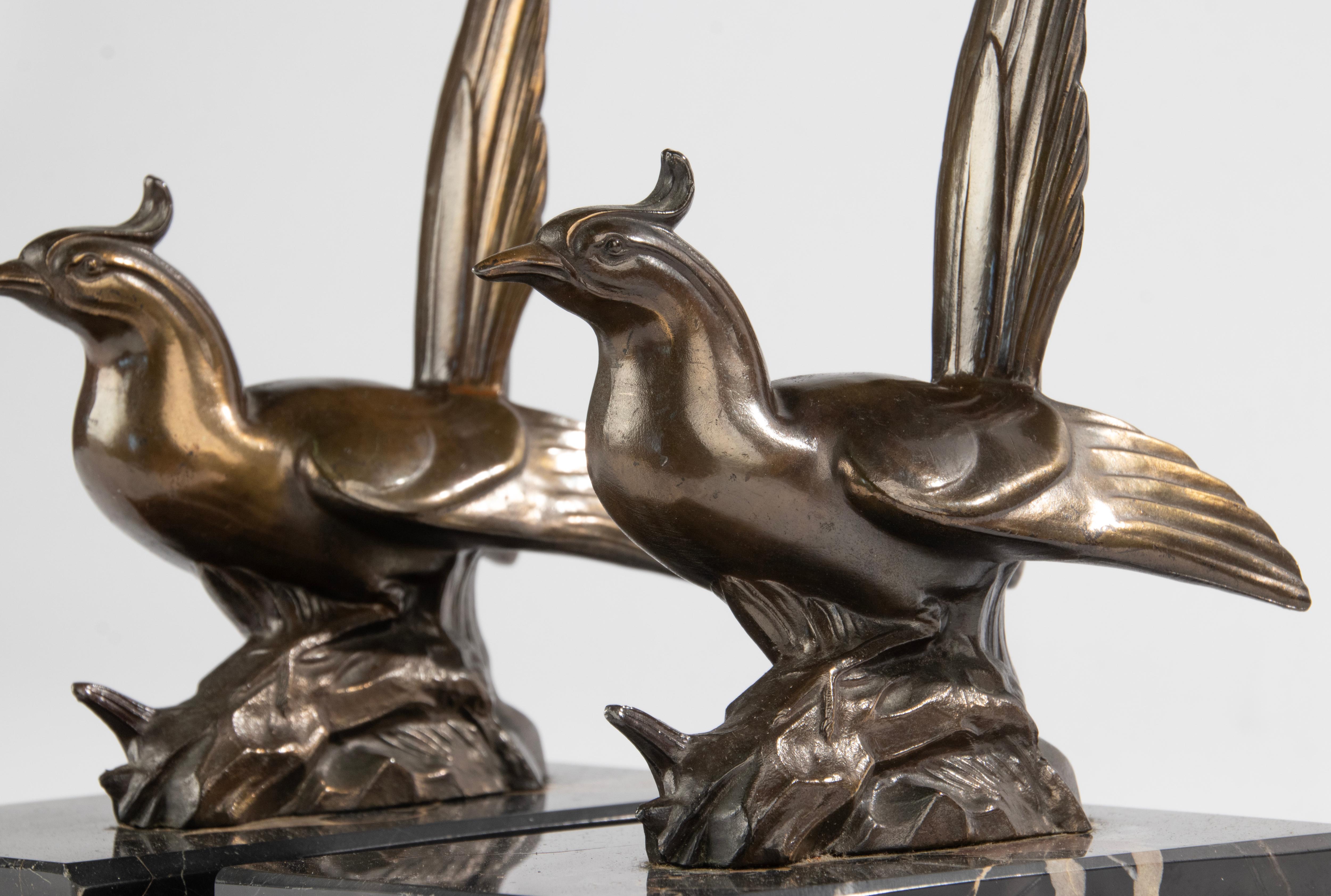 Paar Art-Déco-Buchstützen aus Zinn und Marmor – Vögel im Angebot 3