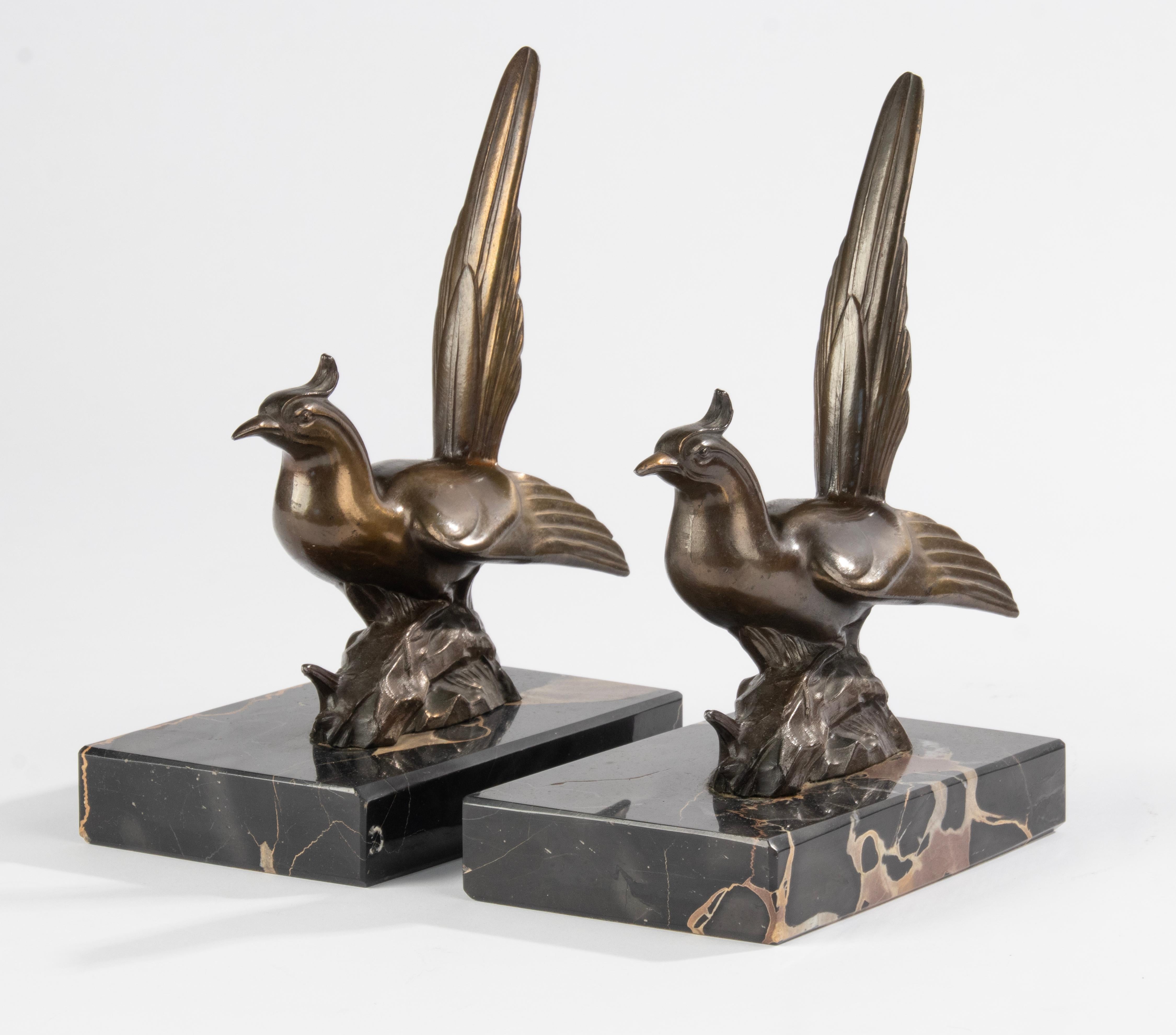Paar Art-Déco-Buchstützen aus Zinn und Marmor – Vögel im Angebot 5