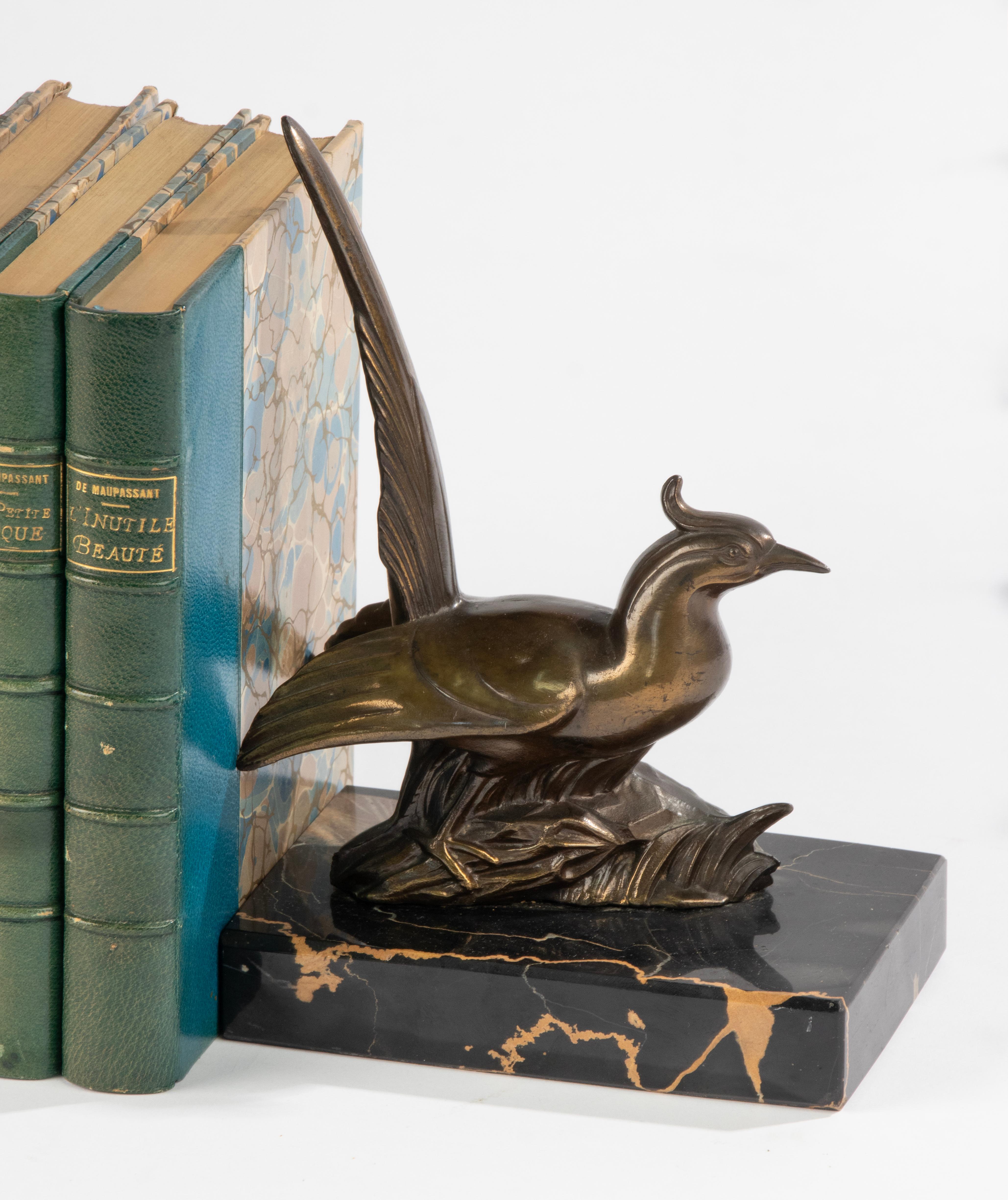 Paar Art-Déco-Buchstützen aus Zinn und Marmor – Vögel im Angebot 6